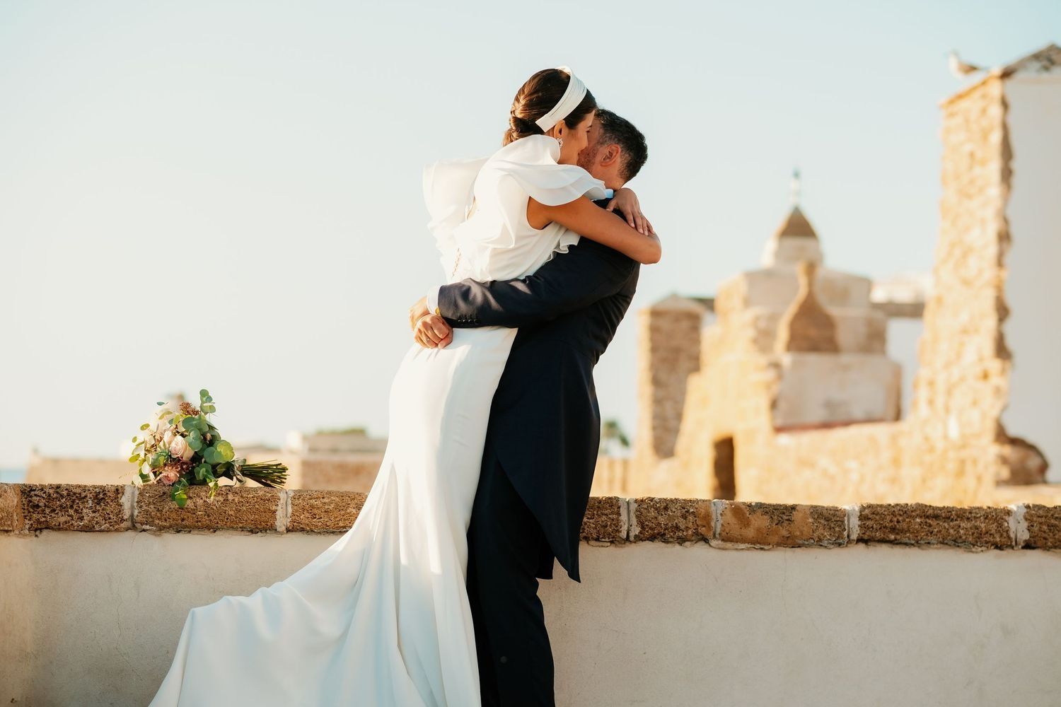 Retrato cinematográfico de boda en localización icónica Cádiz