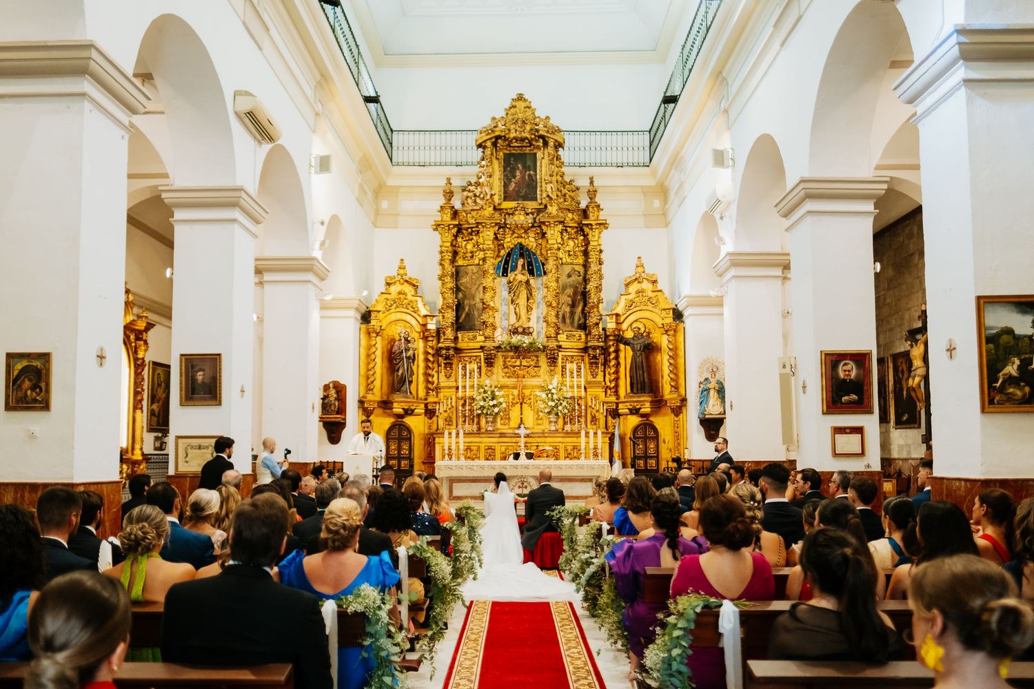 Inma y Abel cogidos de la mano frente al altar del Santuario