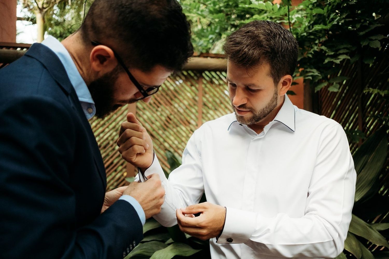 novio con invitado en la boda en el Hotel 100% Fun de Tarifa