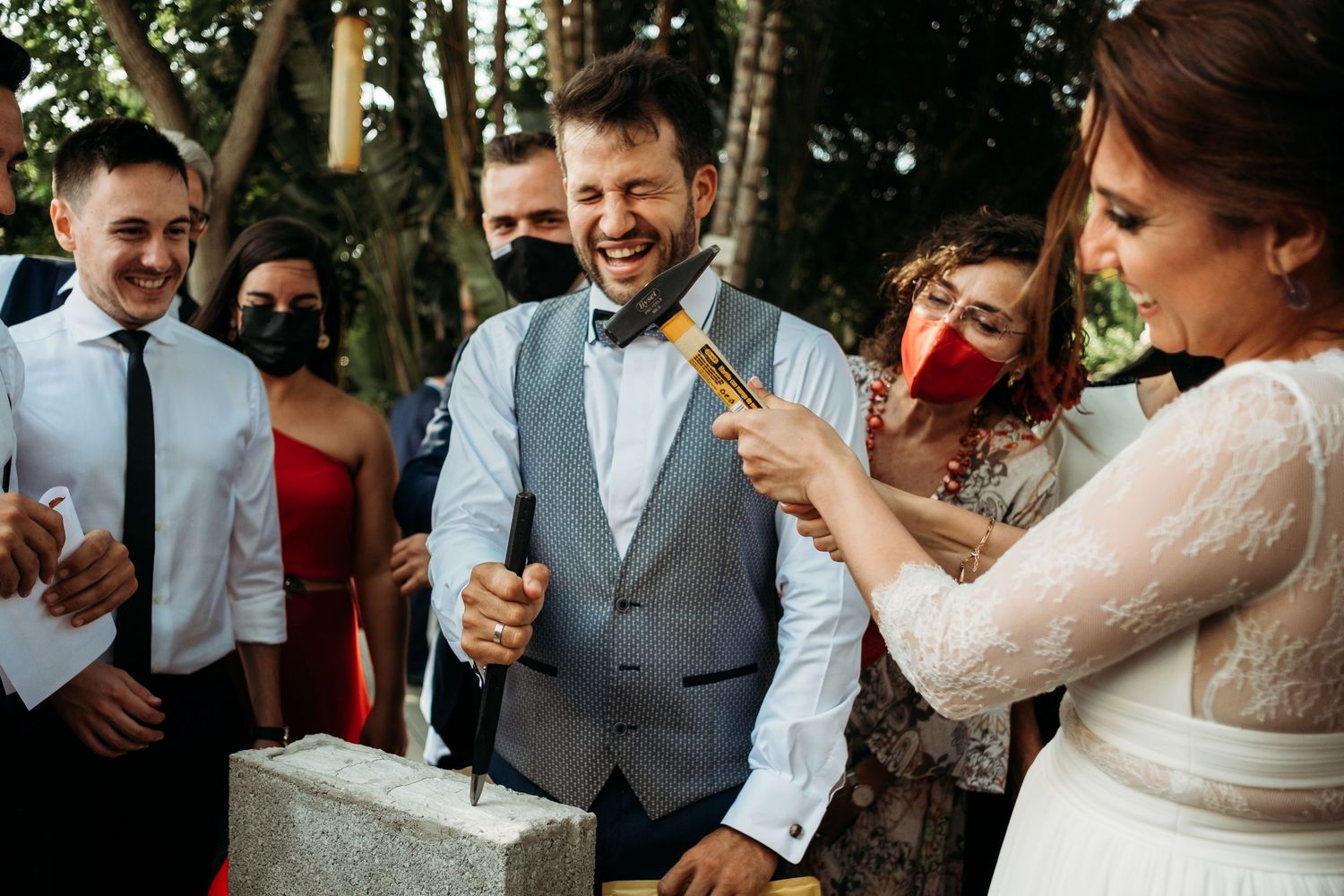 Risas durante cocktel en el Hotel 100% Fun de Tarifa, Fotografo de boda en Tarifa