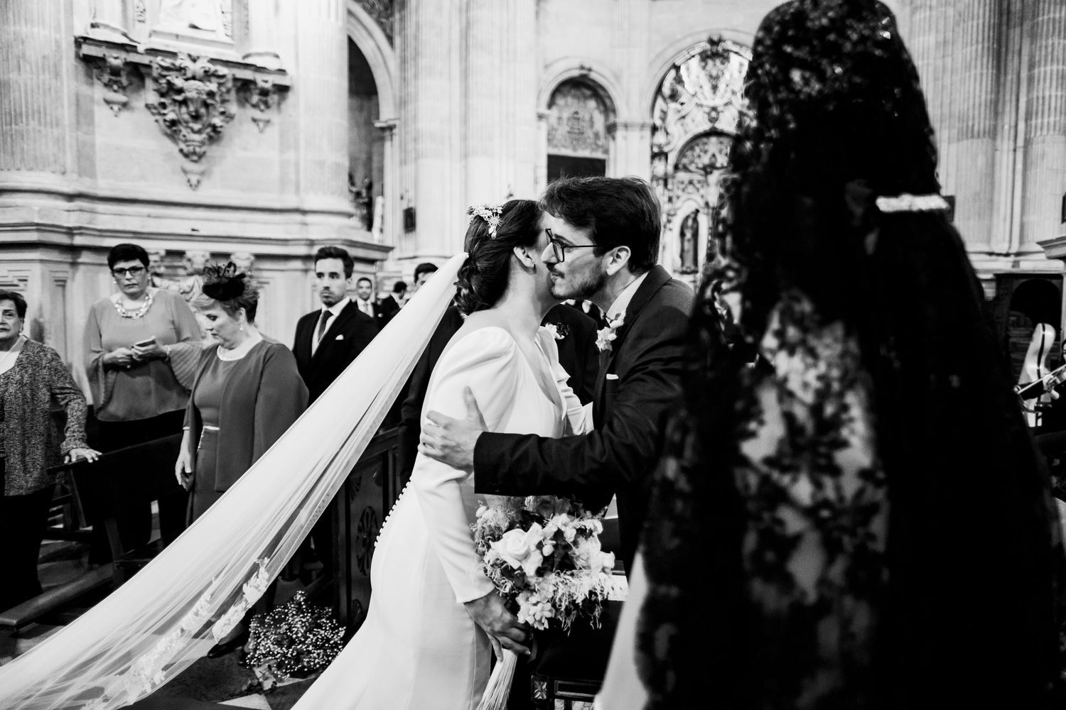 Quin esperando a la novia en el altar mayor de la Catedral