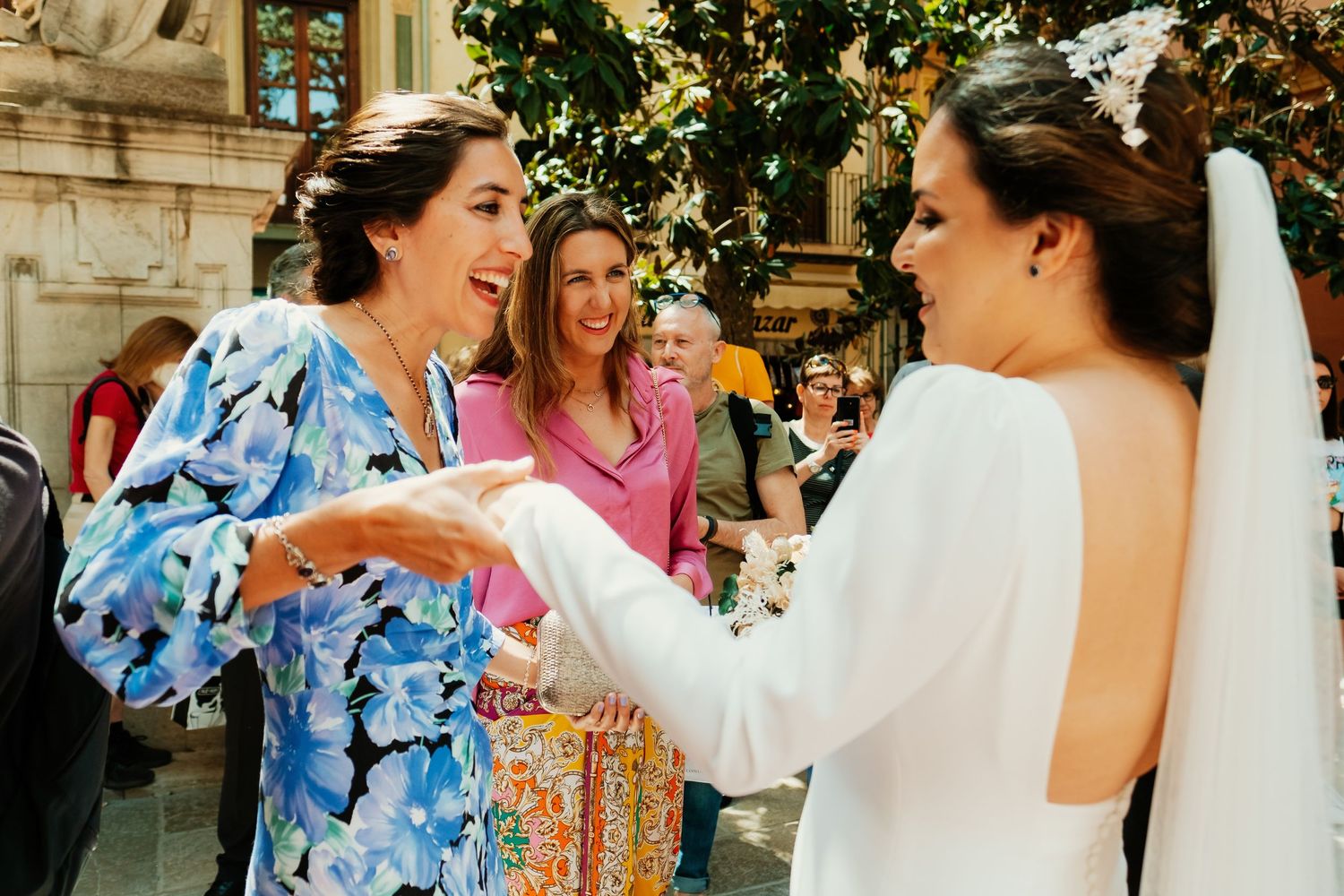 Eli saludando a los invitados de la boda en Granada