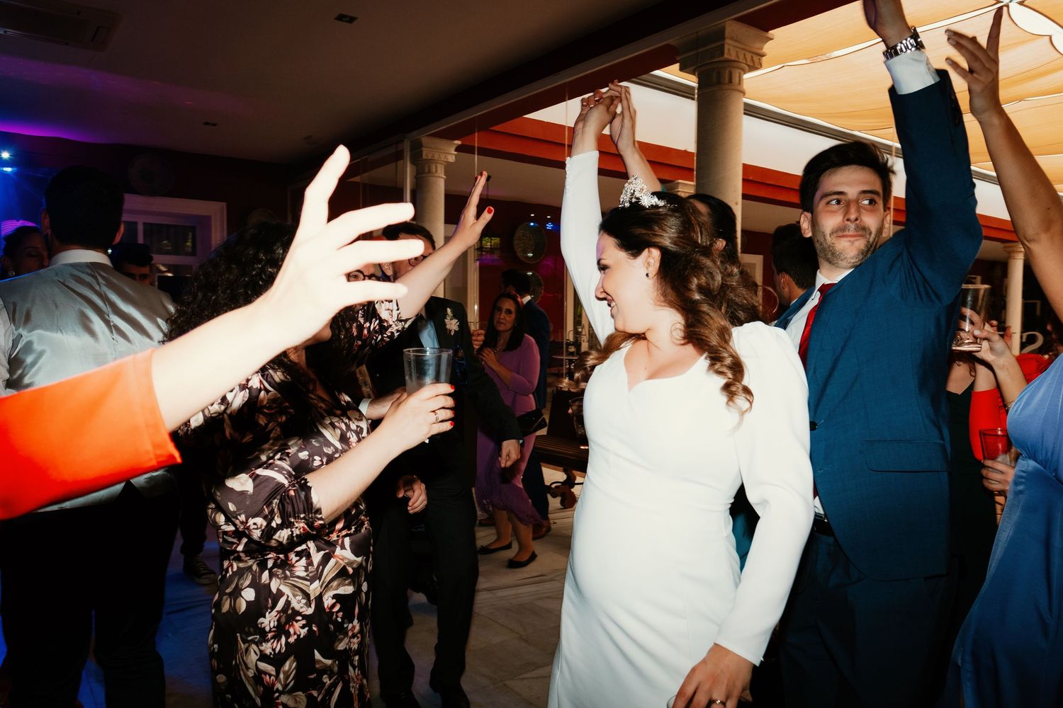 Fiesta de boda divertida con luces de neón y música en directo