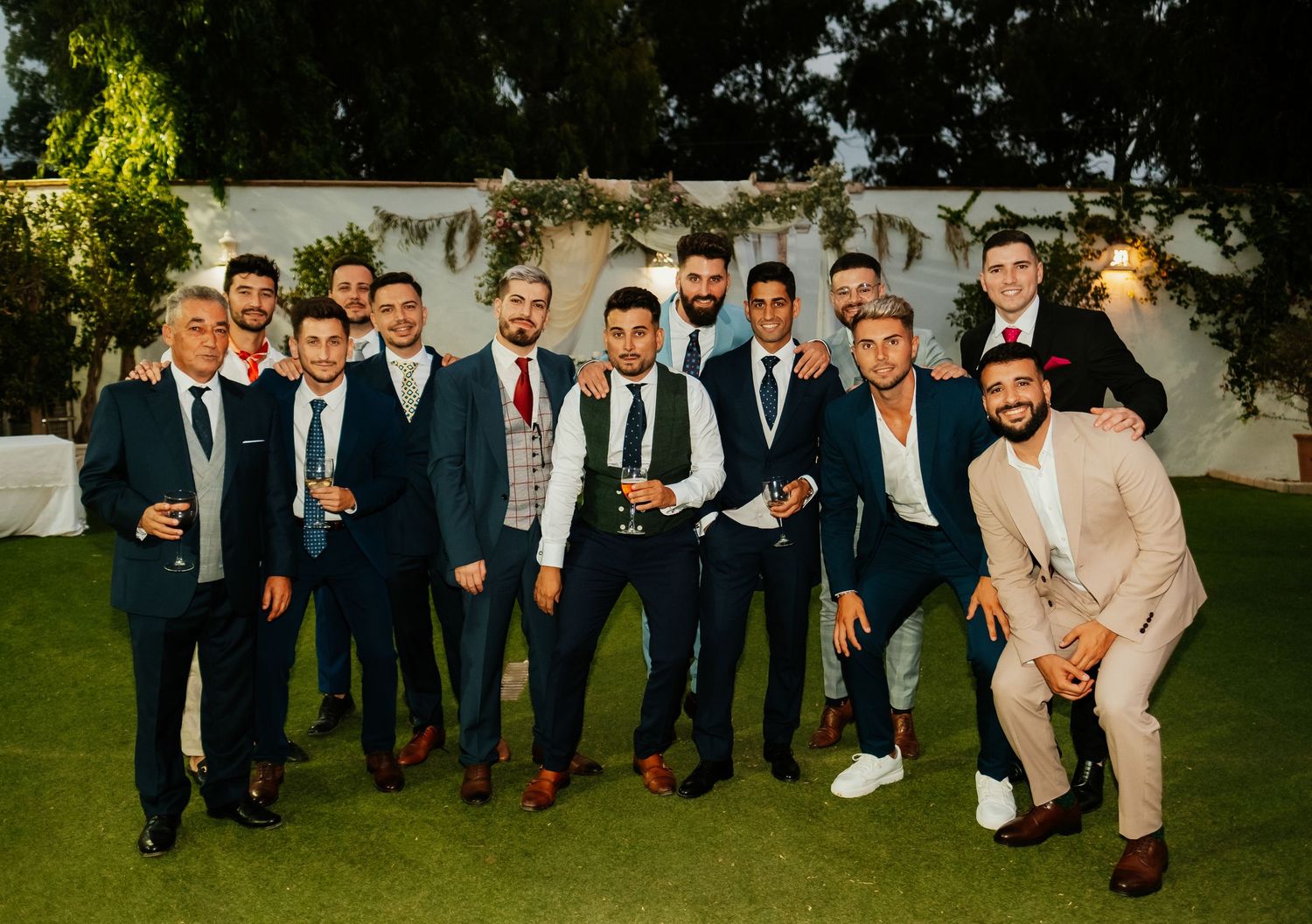José posando con sus compañeros árbitros durante su boda en El Coto.
