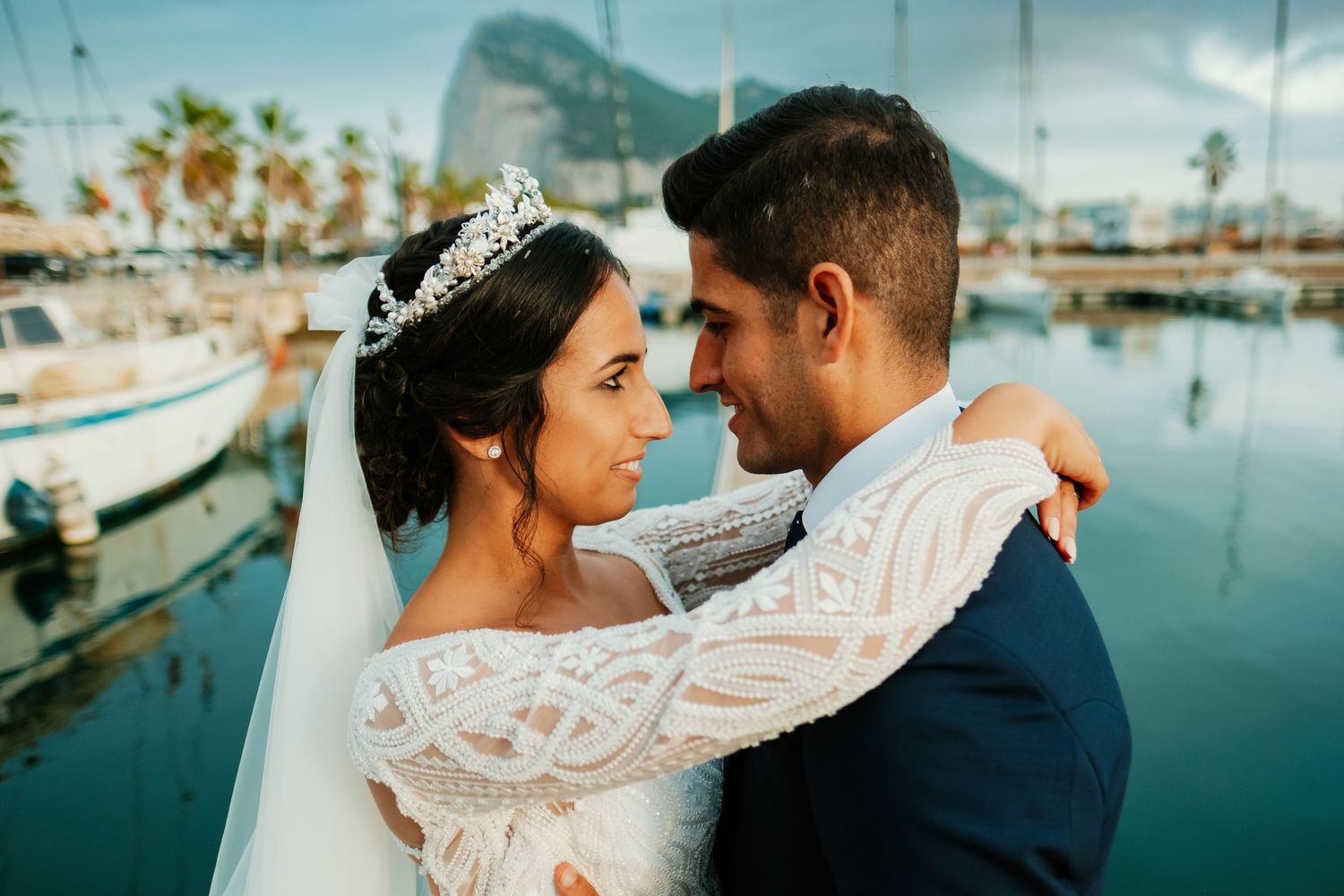 María y Jose posando durante su reportaje de boda con el Peñón de Gibraltar al fondo