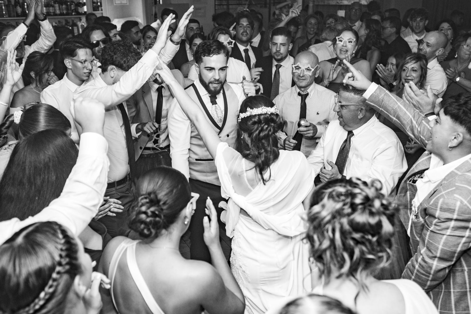Eclosión de energía en la pista de baile de la boda de Amparo y Guillermo en la Finca El Campo