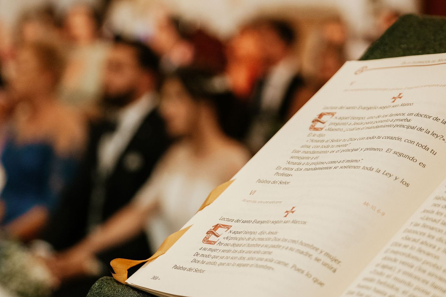 Detalles del misal durante la ceremonia de la boda de Amparo y Guillermo, Roberto Pecino