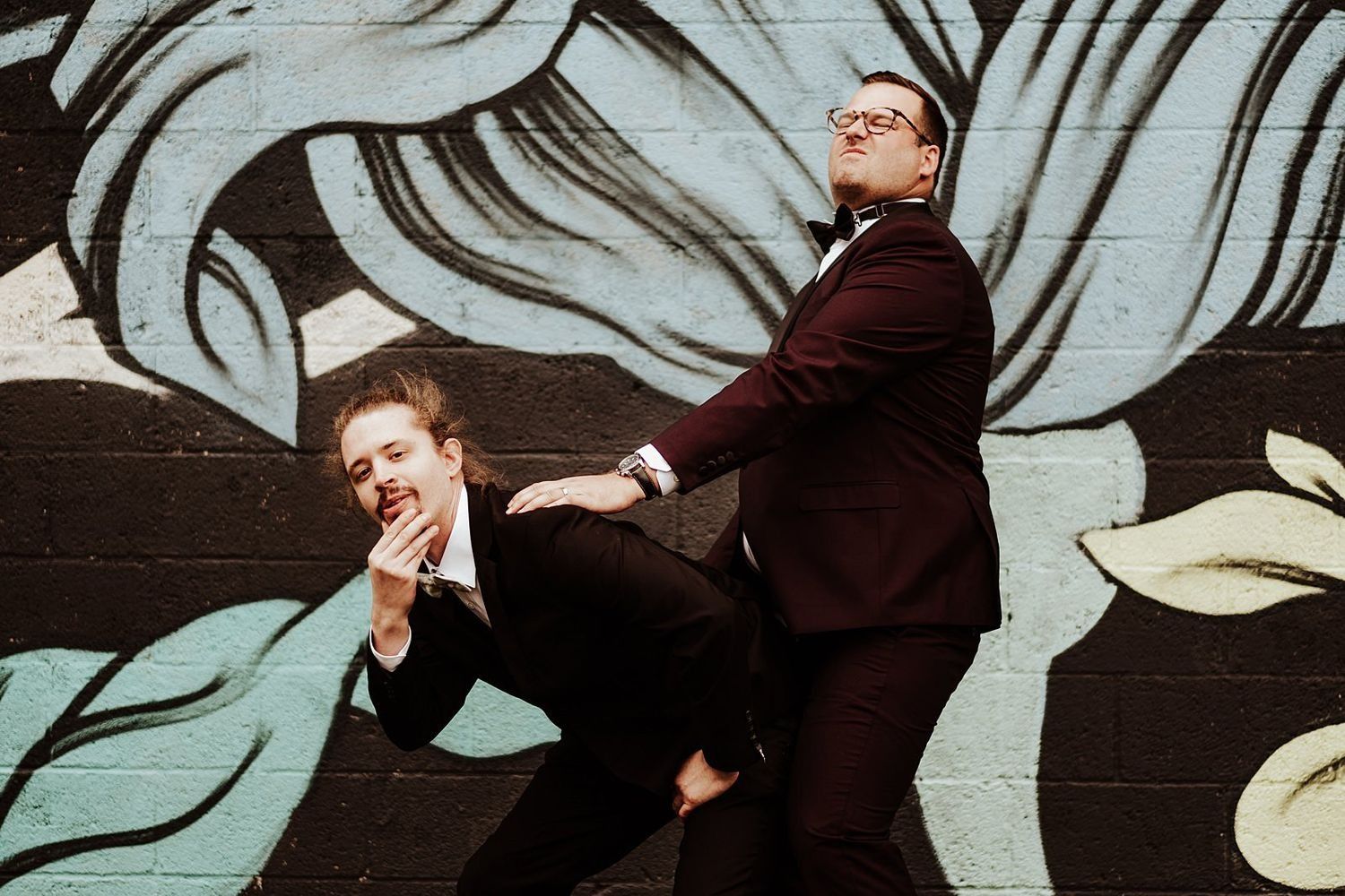 Candid urban session: Karel and best man celebrating by graffiti walls, by Roberto Pecino.