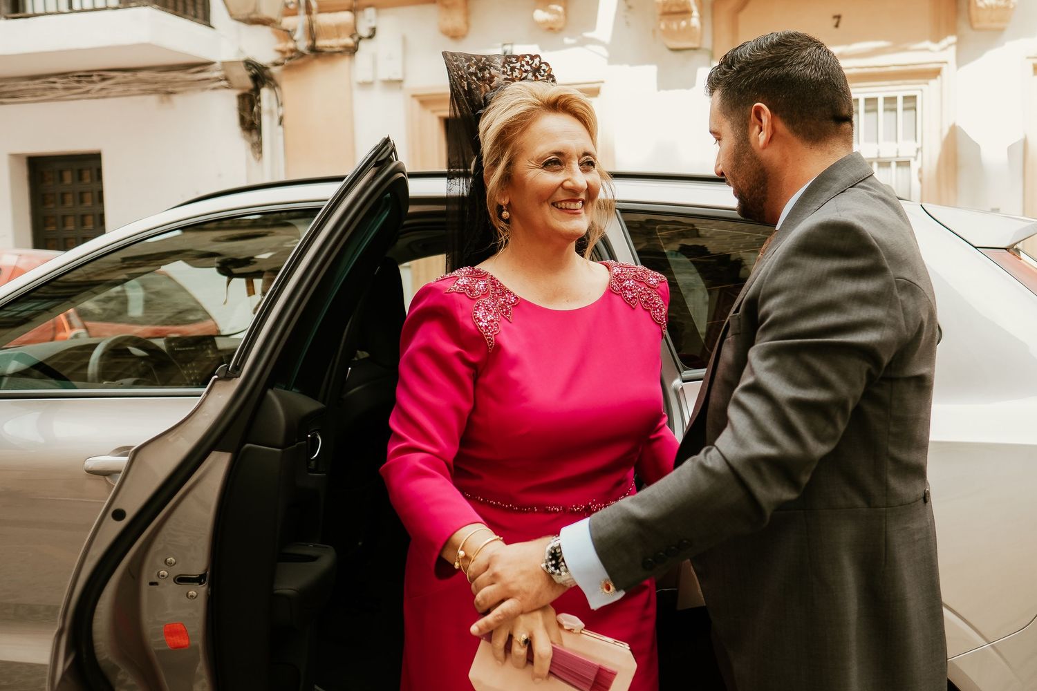 Llegada del novio en coche con la madrina a la Basílica del Carmen Jerez, Juanfri e Inma, Roberto Pecino Fotógrafo