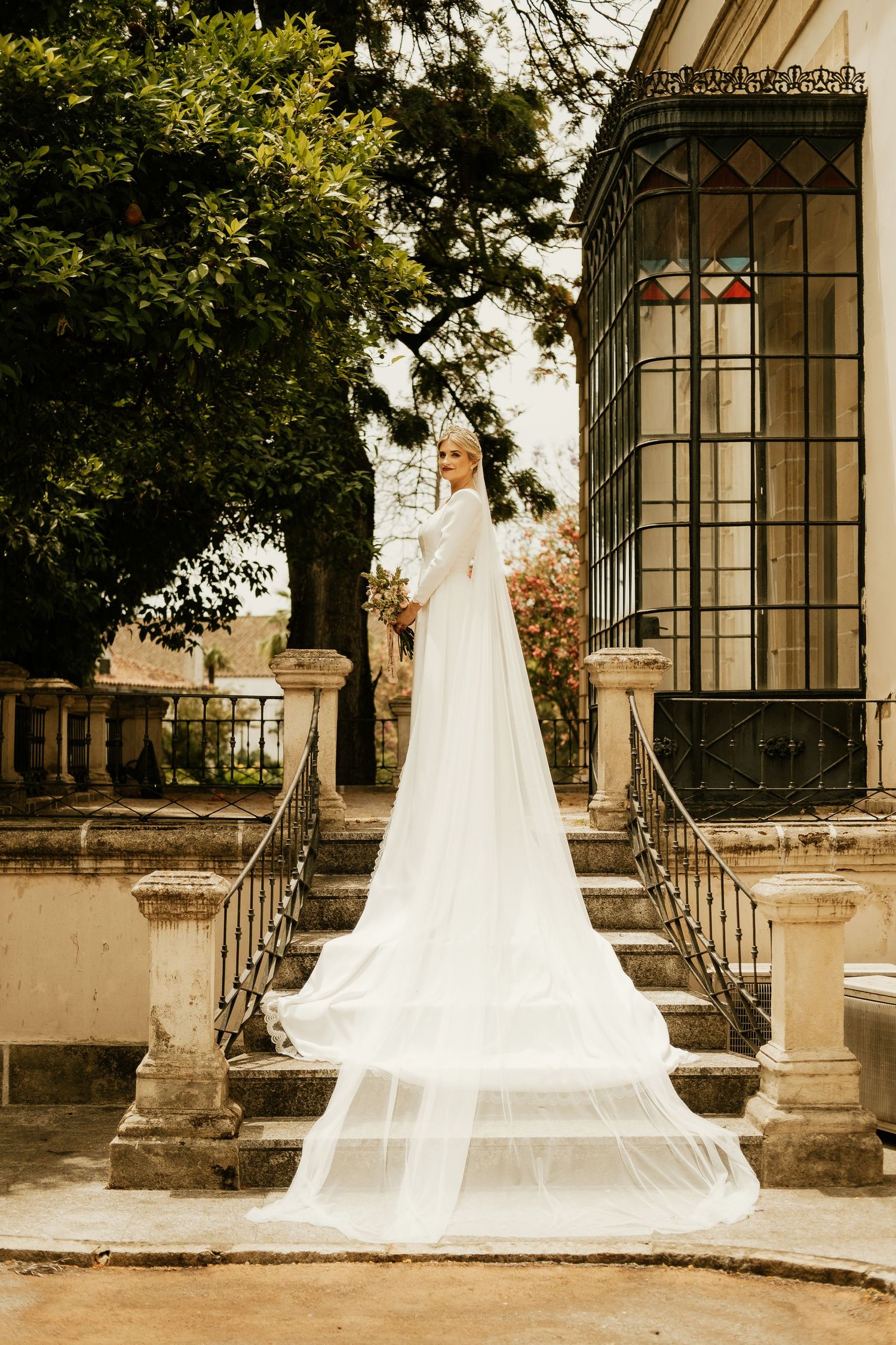 Fotografía documental de novia captada de forma espontánea y elegante en Jerez, Inma, Roberto Pecino