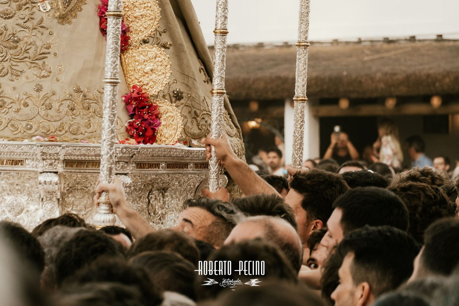 Crónica visual Rocío 2026, la multitud intentando acaraciar a la Virgen, disciplina de observación, fotografía de autor por Roberto Pecino