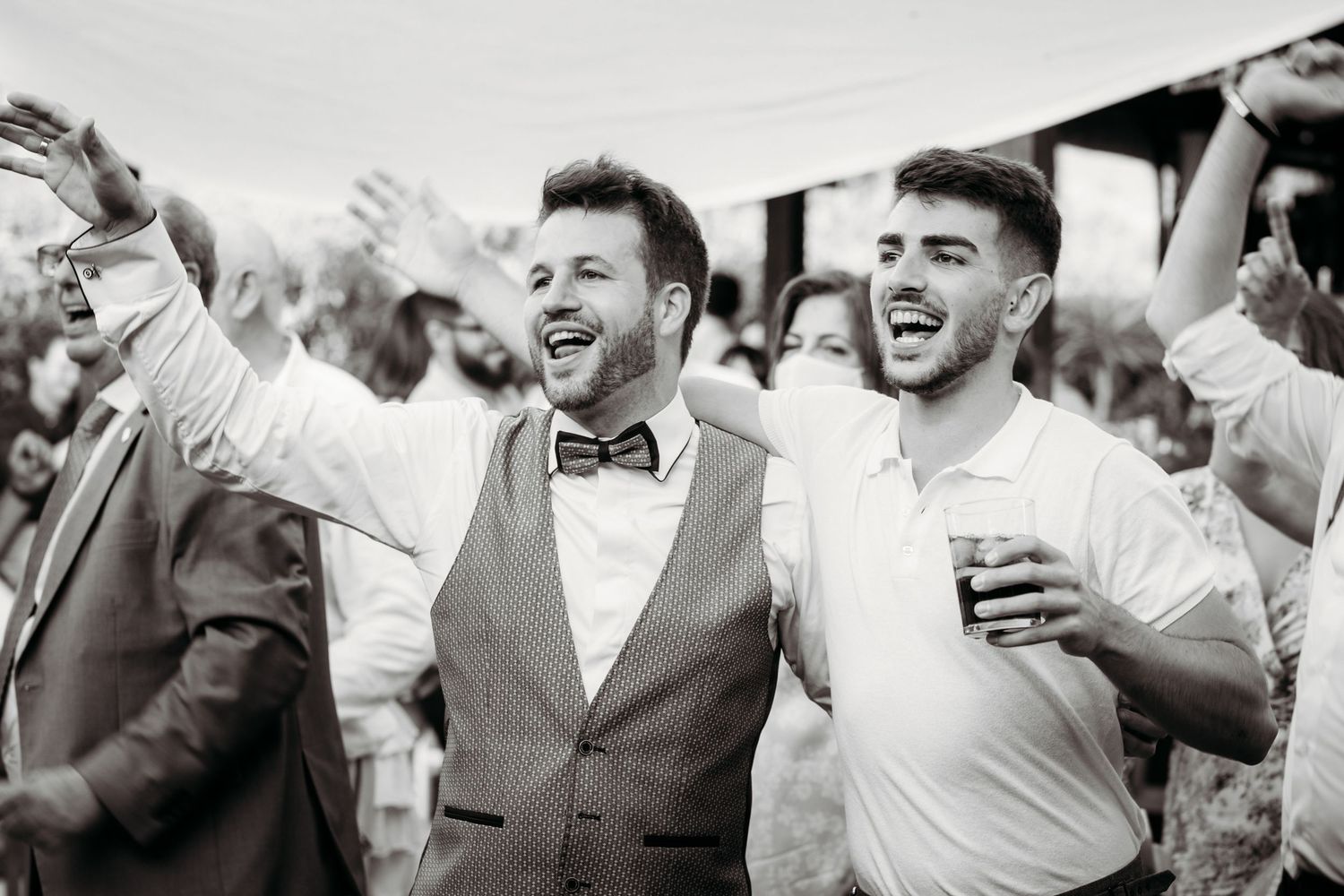 Andrés bailando con uno de sus amigos en su boda en el Sur de España
