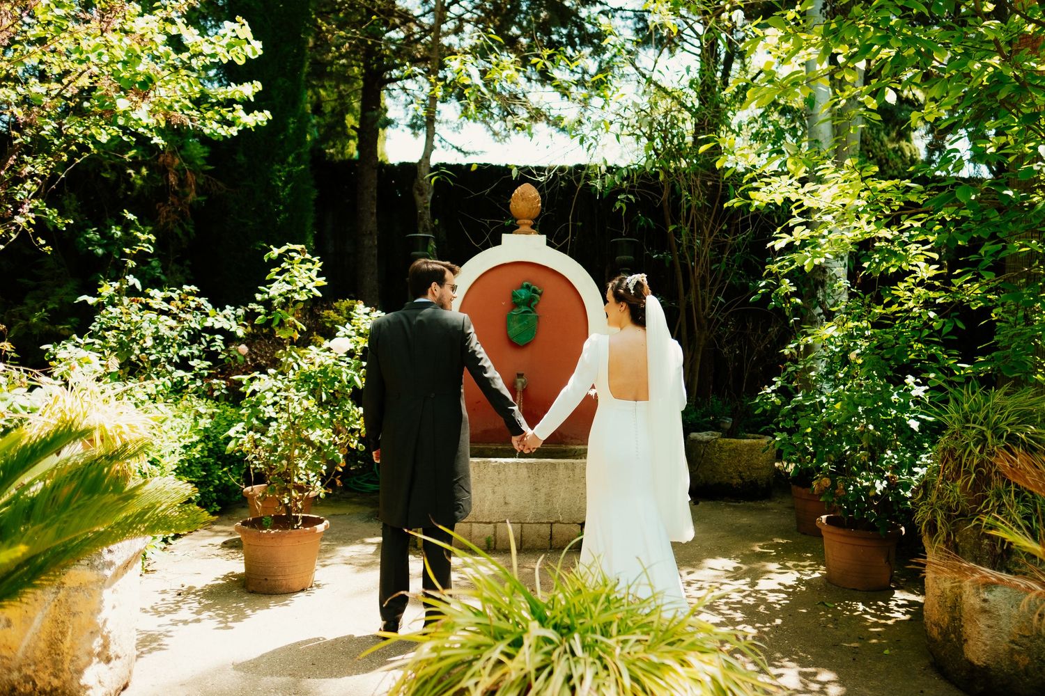 Fotografía natural de boda en Granada, novios de la mano
