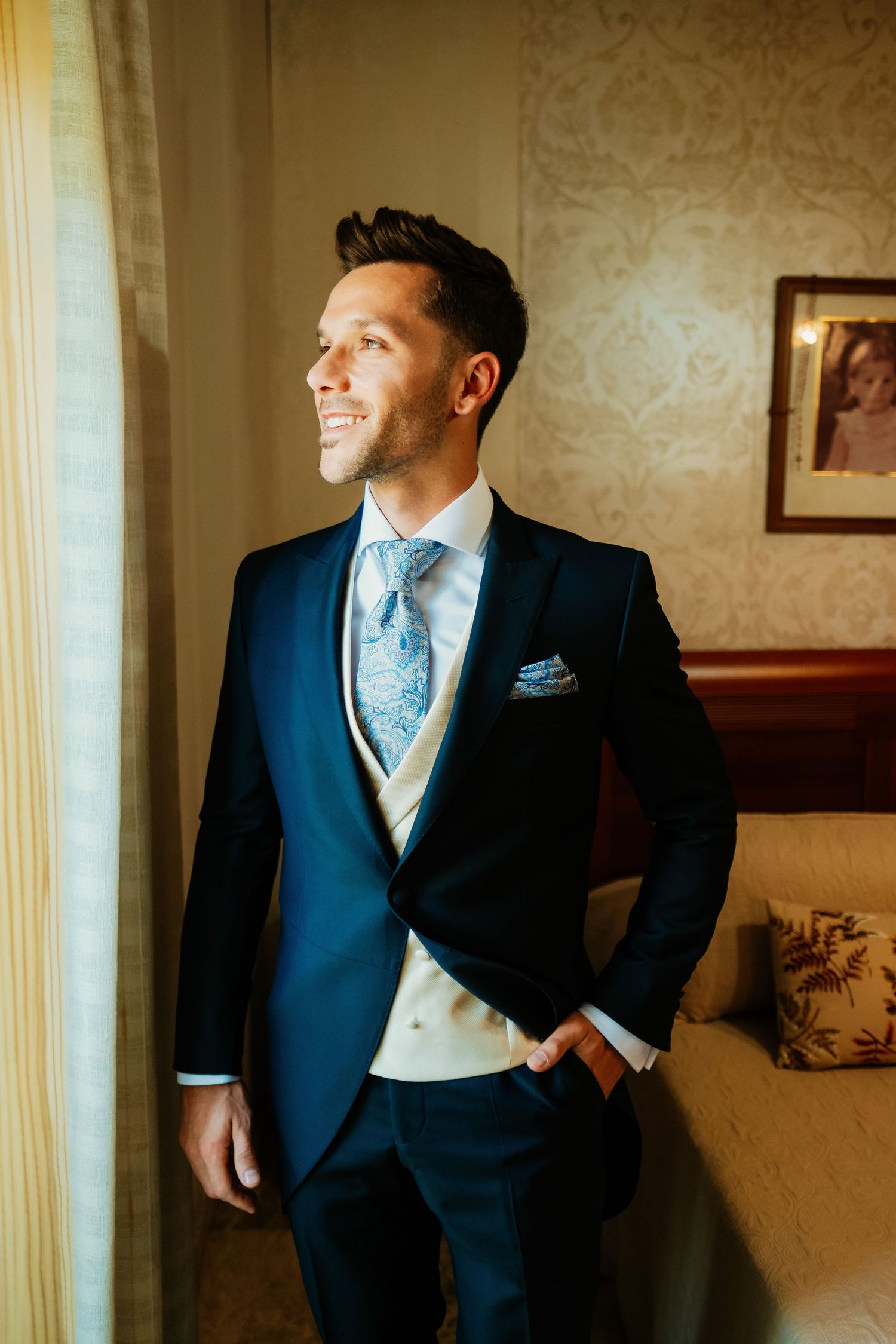 Retrato elegante de Jesús listo para su boda, estilo masculino y sobrio con iluminación dramática