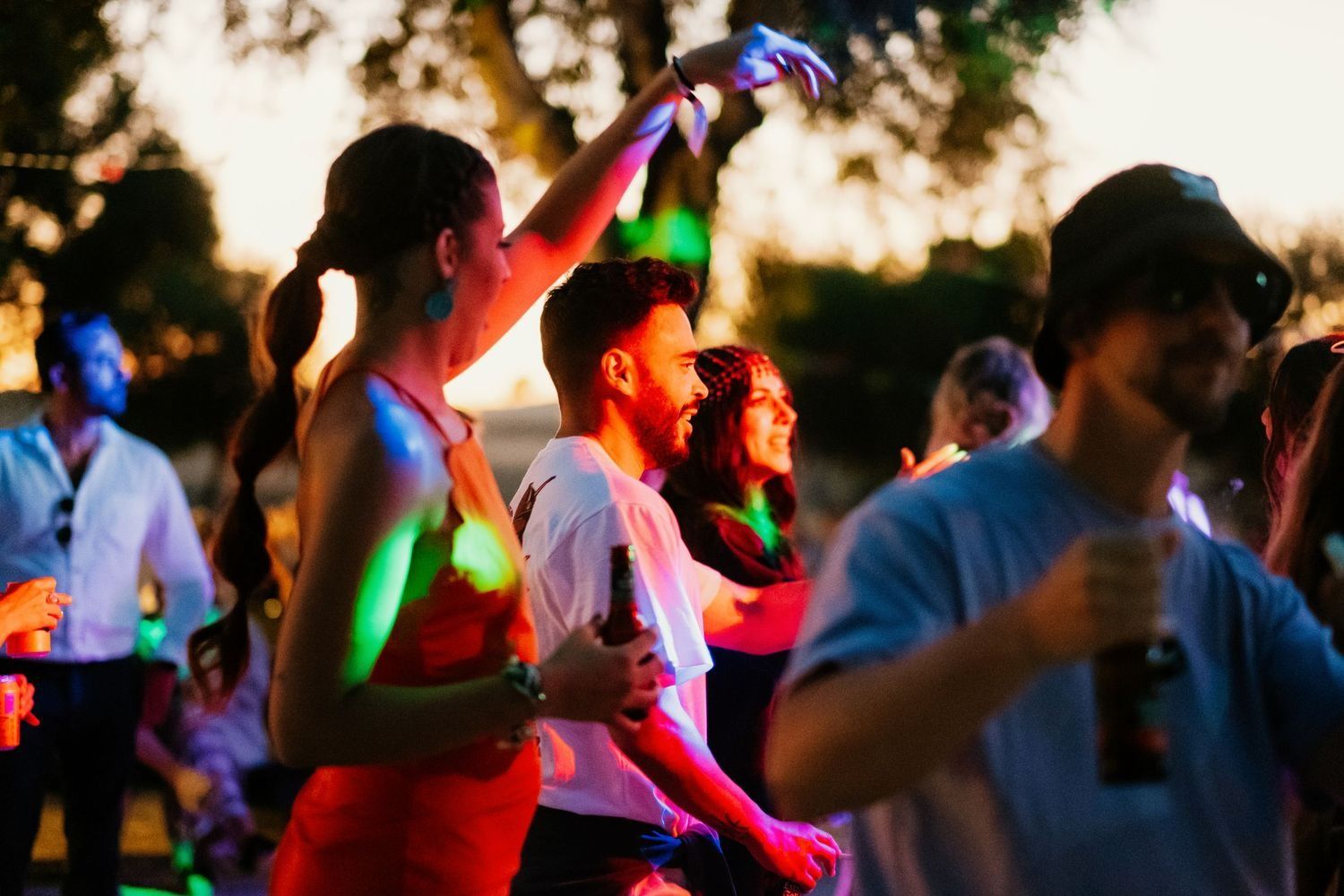 fiesta boda festival wakana lake luces neon y estilo cinematografico