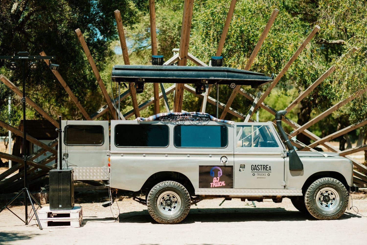 land rover vintage utilizado como set de dj en boda festival wakana lake decoracion exclusiva para eventos en cadiz