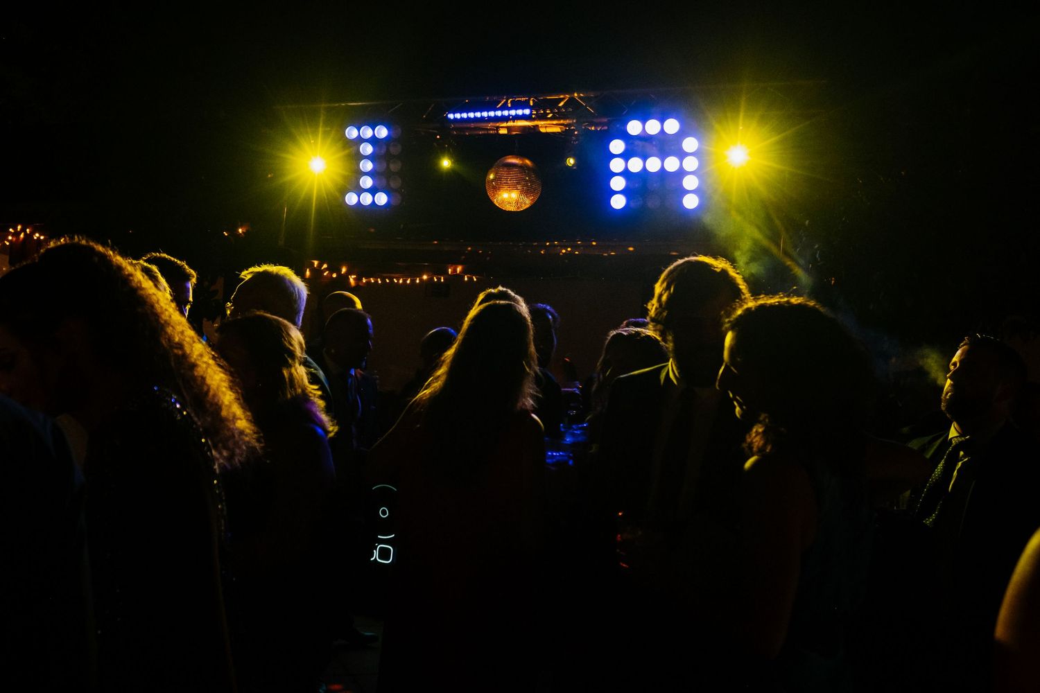 Iluminación espectacular de Diego Macías DJ para baile de boda en el sur