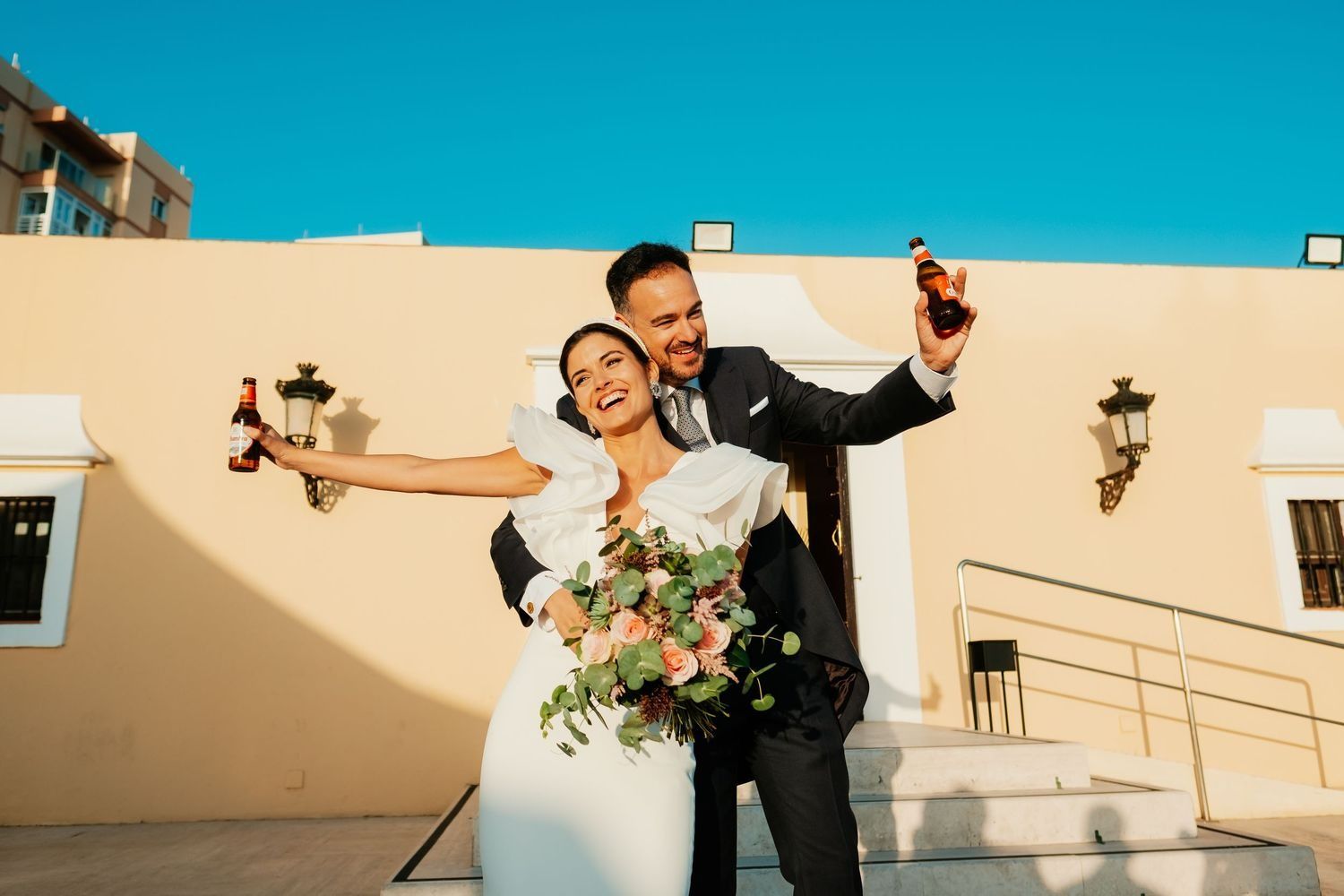 Brindis de los novios durante la entrada al coctail de Catering El Faro