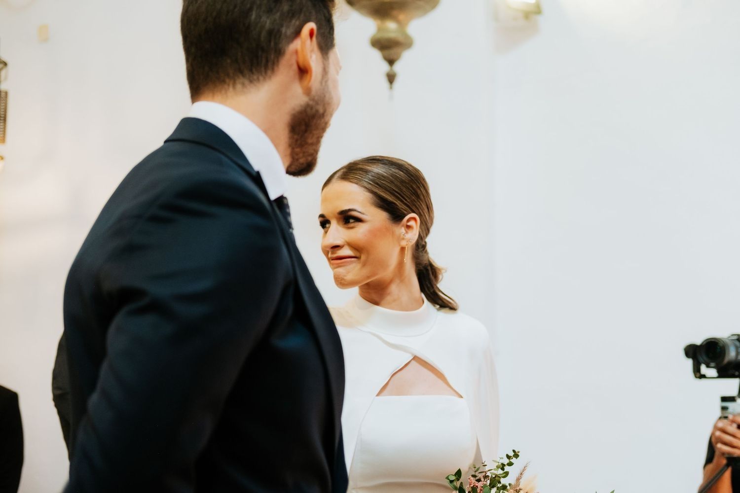 Miradas de los novios en la capilla de La Almoraima