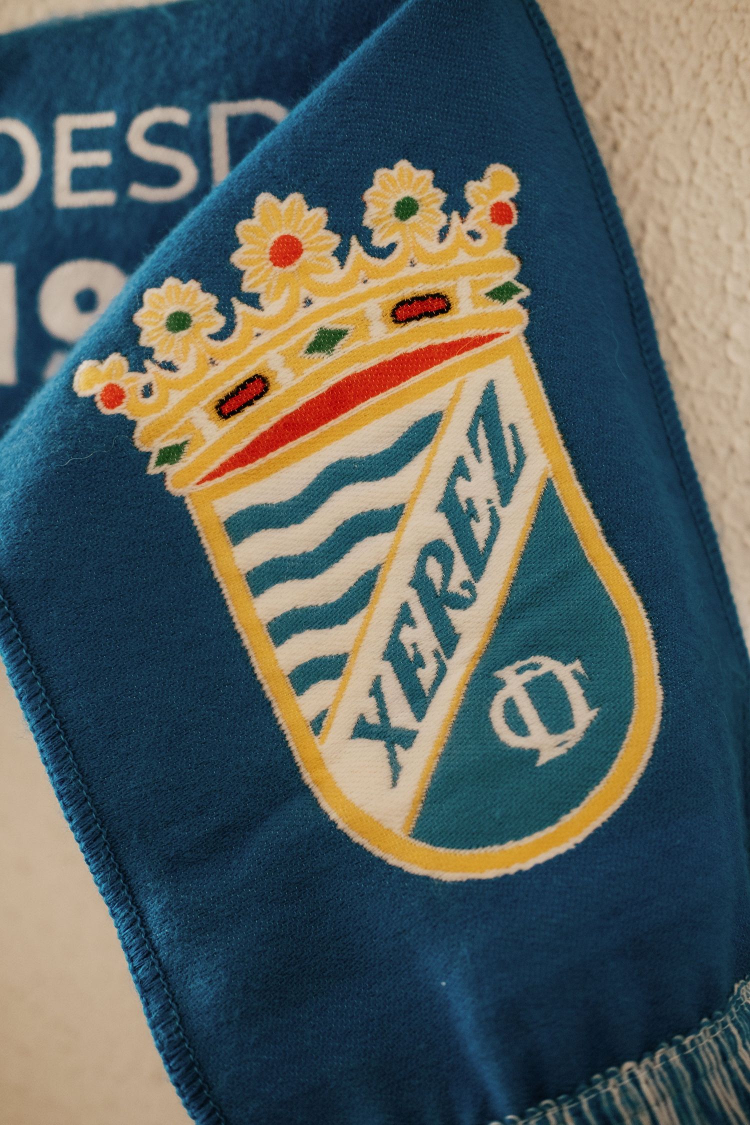 Captura documental de la bufanda del Xerez Club de Fútbol en los preparativos nupciales de Jerez, Roberto Pecino