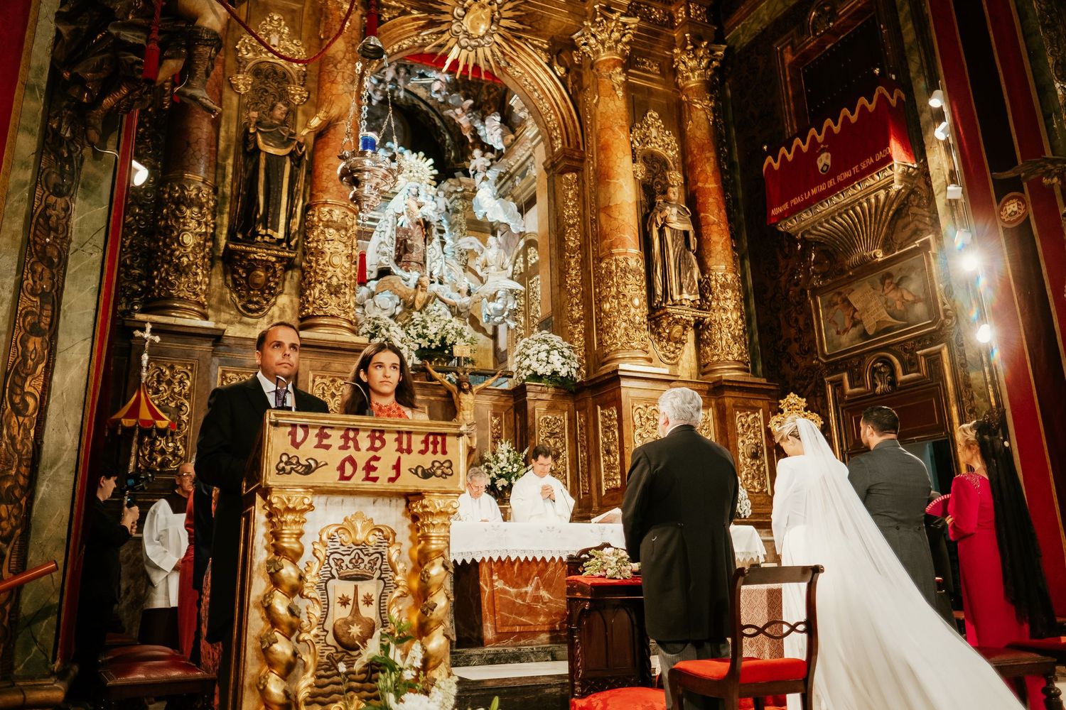 Fotografía de autor captando la tensión y emoción al ponerse las alianzas, Inma y Juanfri, Roberto Pecino