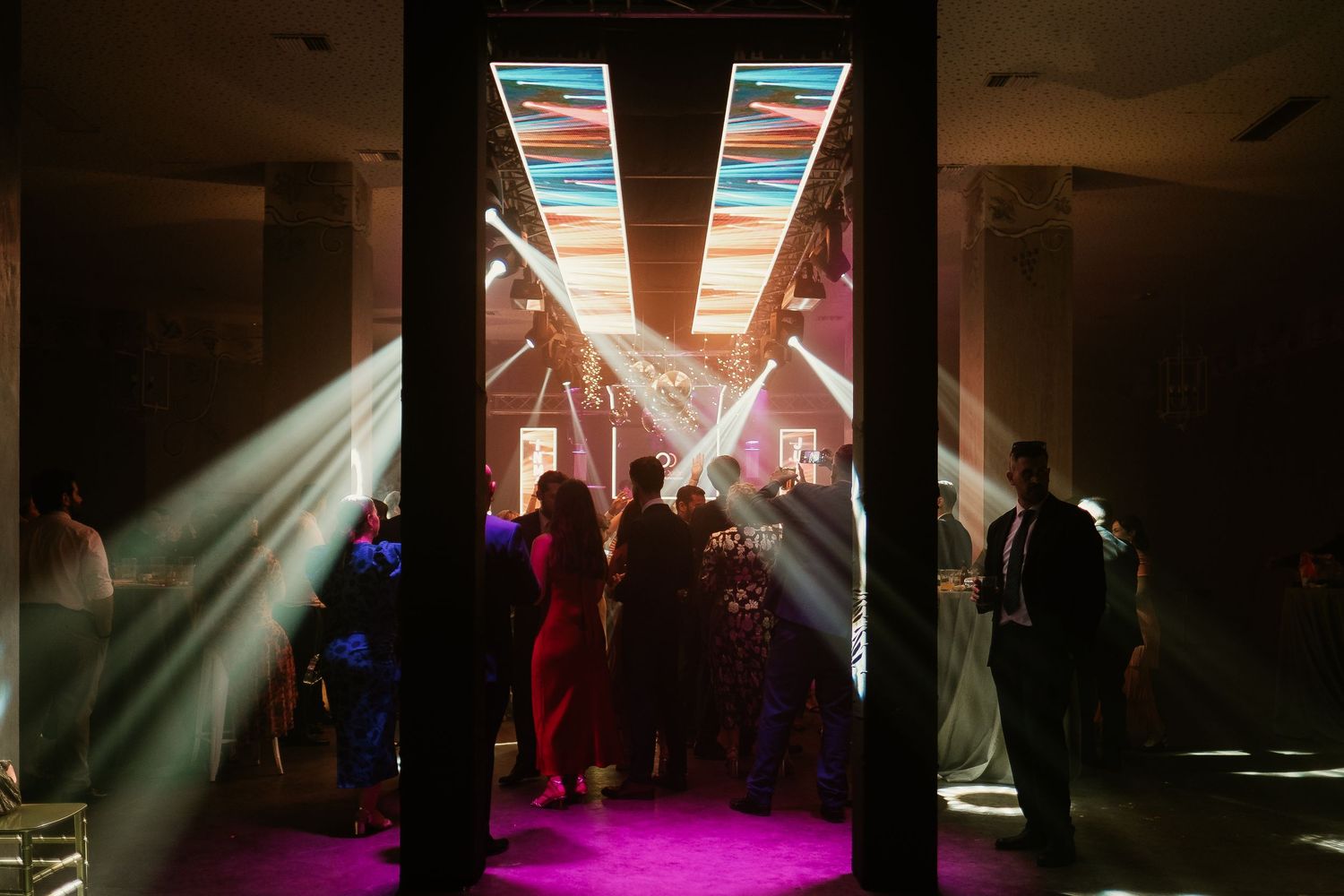 Baile de bodas con diseño de iluminación por Oscar Durán Sonido en Jerez, Inma y Juanfri, Roberto Pecino Fotógrafo