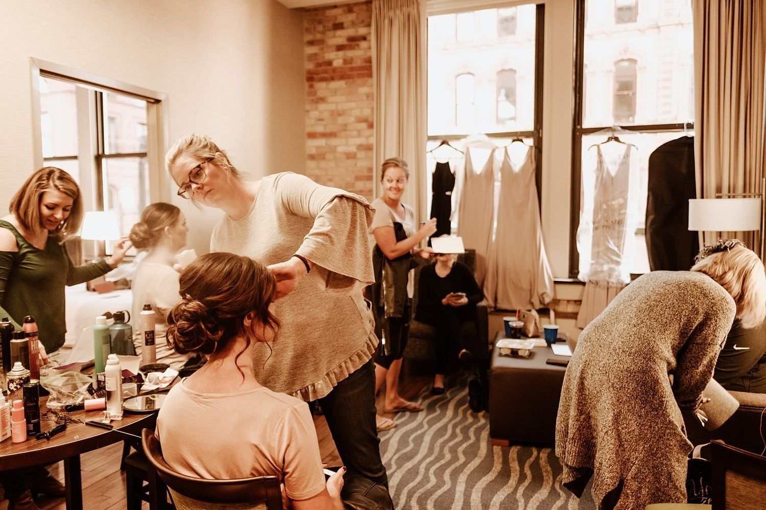 Typical American wedding morning: laughter and champagne with the girls