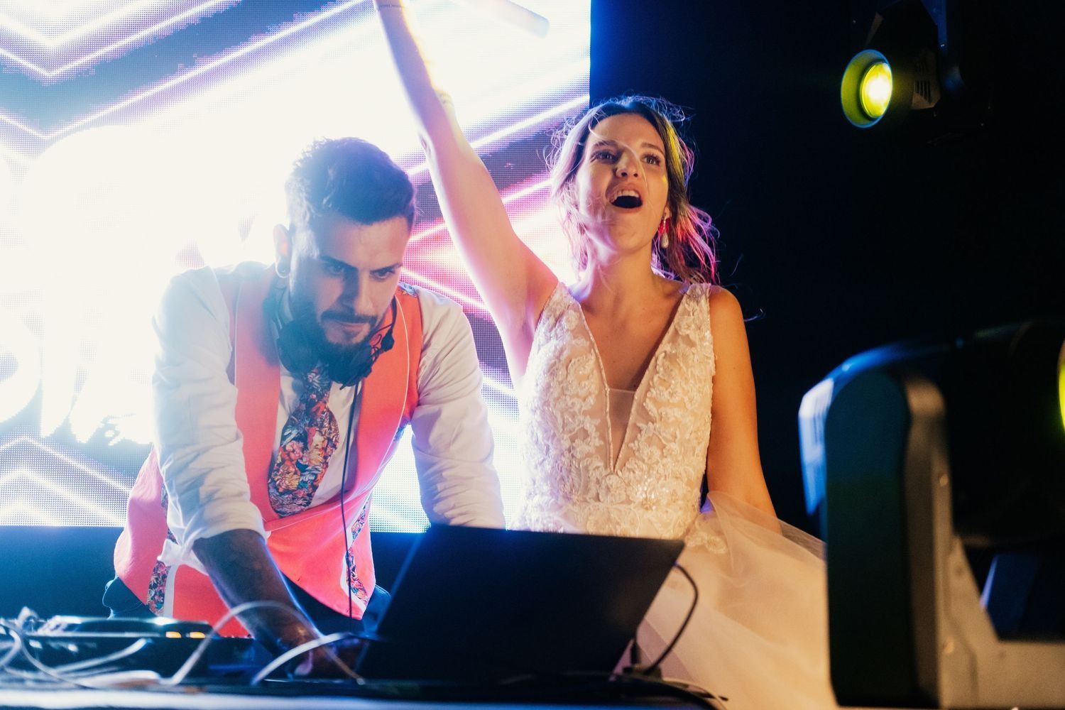 David y María José en cabina de DJ fiesta boda Soto de Roma