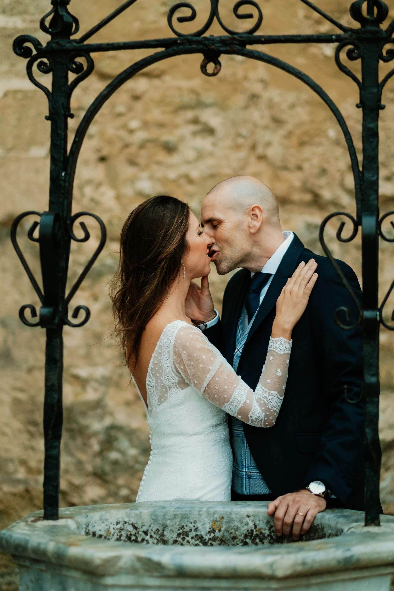 Momento romántico y cariñoso de Macarena con Alejandro. Fotografo de emociones en Vejer