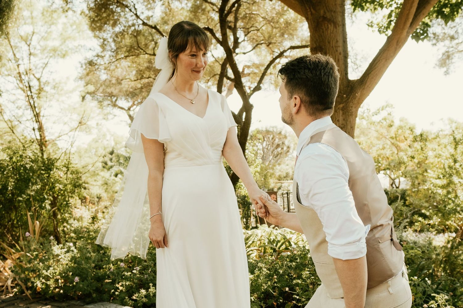 Pareja caminando por los jardines históricos de Gibraltar, Roberto Pecino Fotografía