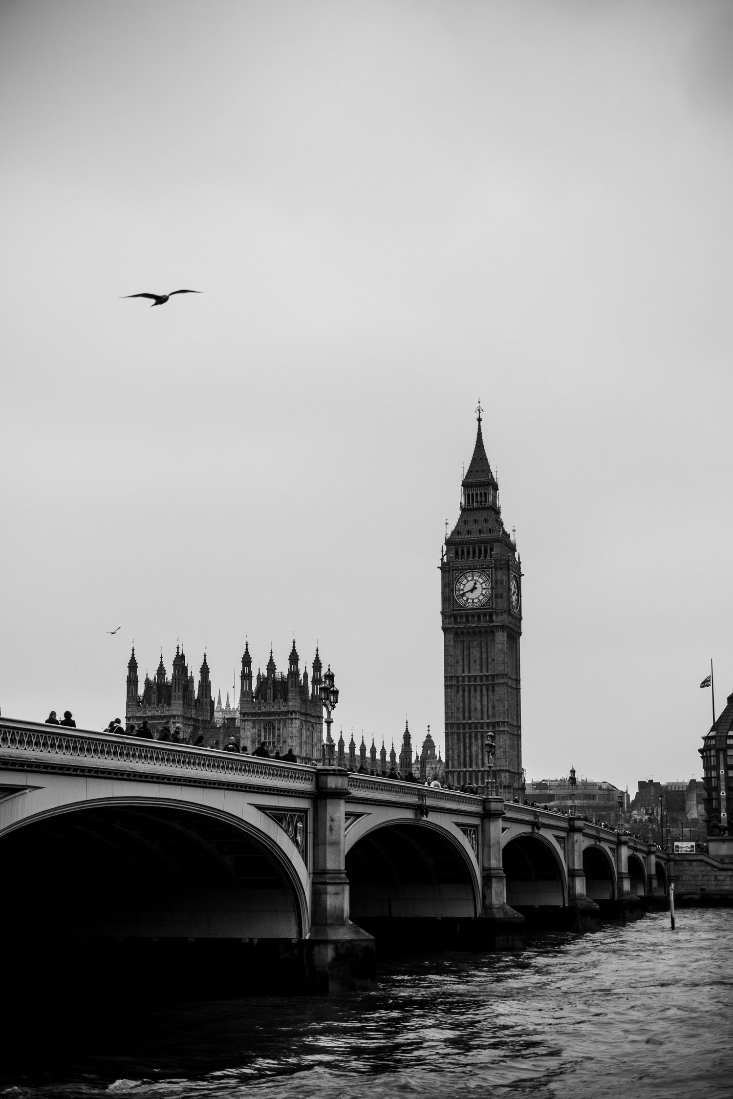 Fotografía documental, estampa en blanco y negro del Big Beng un día con niebla en Londres, Roberto Pecino Fotógrafo