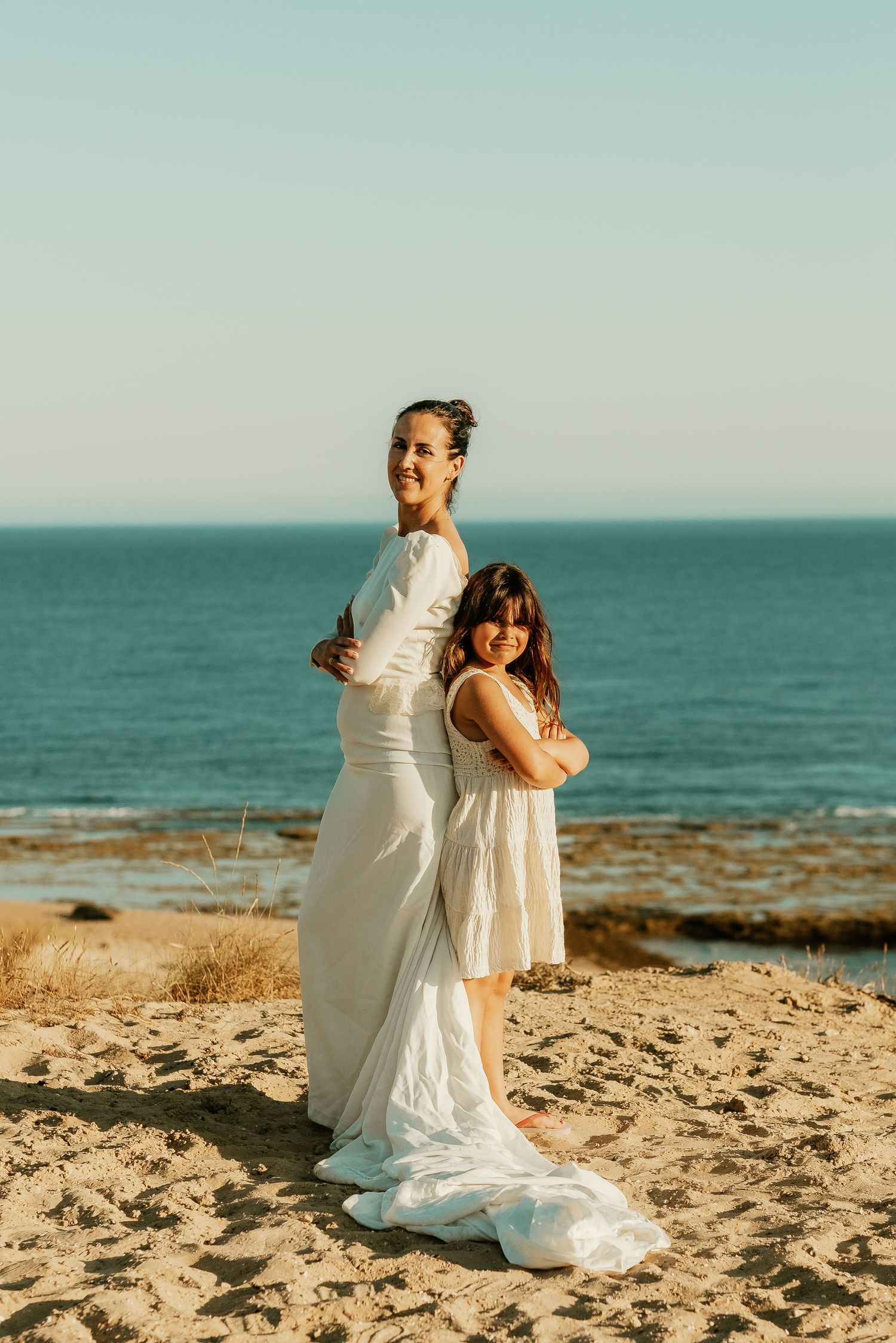Laura y María de espaldas contemplando el mar en un momento de conexión Faro de Trafalgar Roberto Pecino