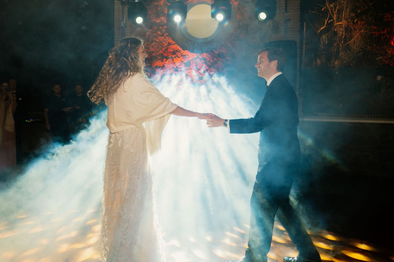 Baile de los novios Diana y Kuki junto a la piscina iluminada de Molino del Duque