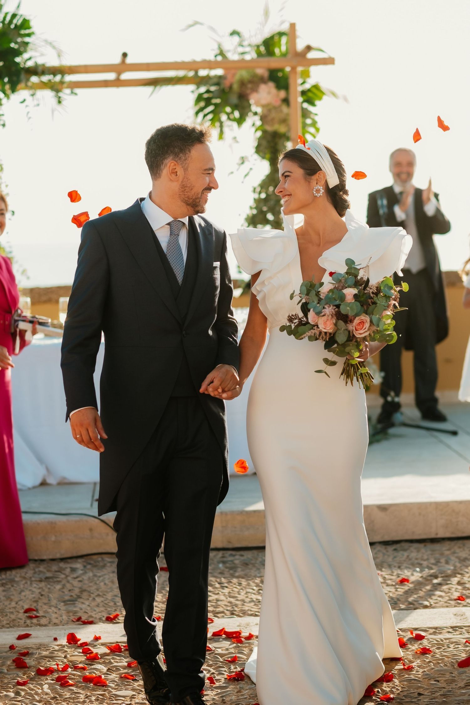 Contraluz de los novios durante la ceremonia atardecer