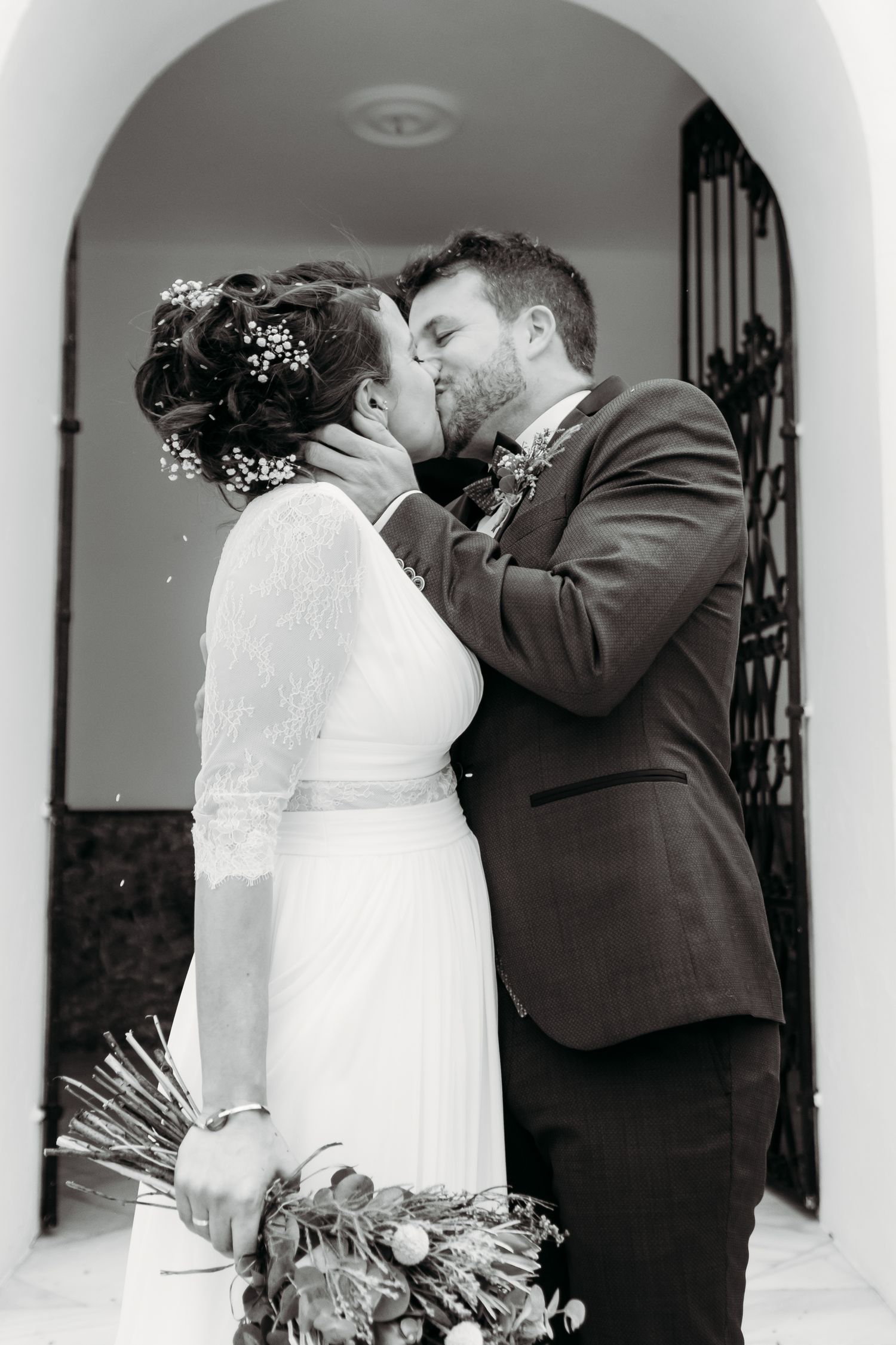 Retrato de boda en blanco y negro en puerta de la Capilla la Virgen de La Luz de Tarifa