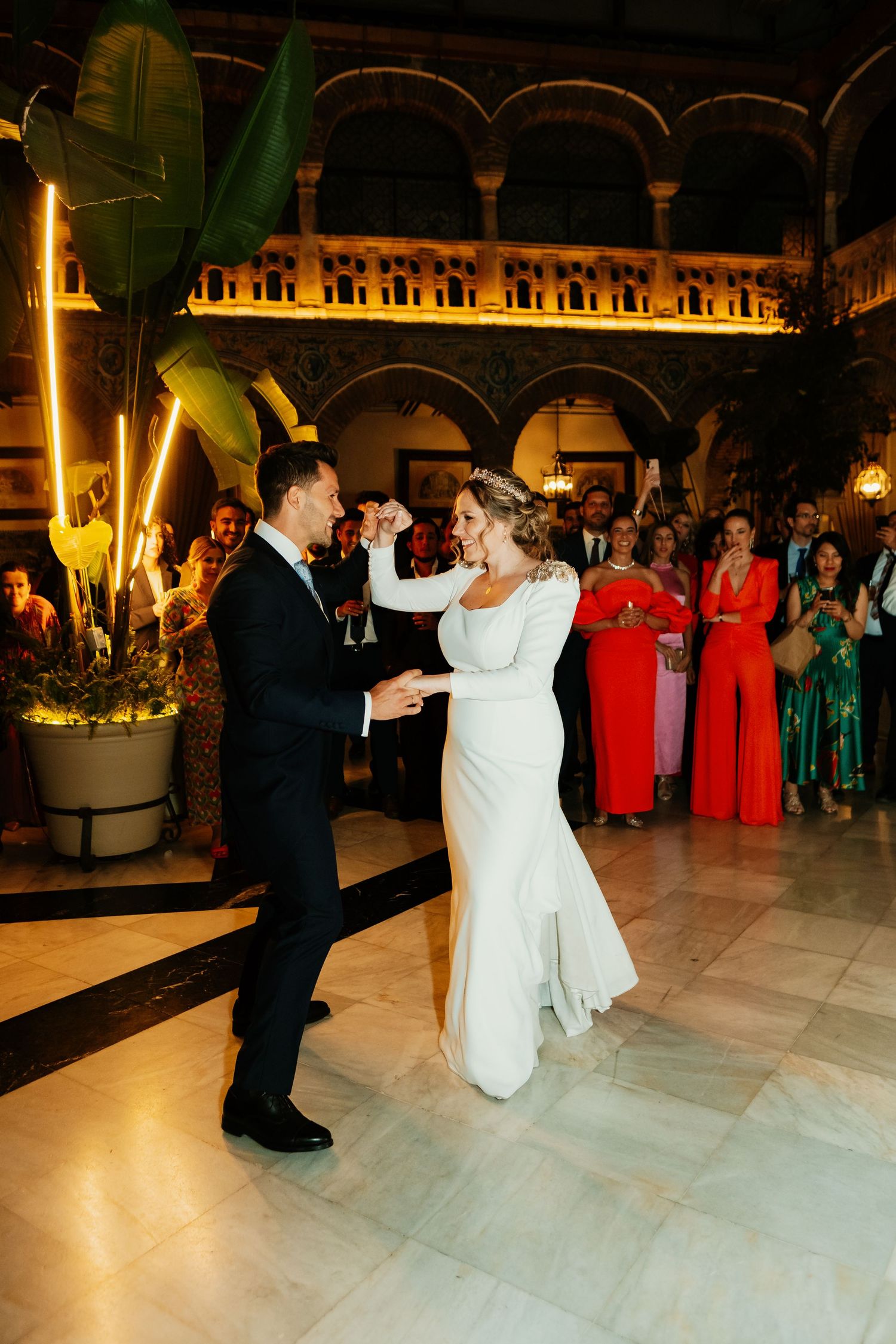 Primer baile de los novios con montaje de luces y sonido profesional en Córdoba