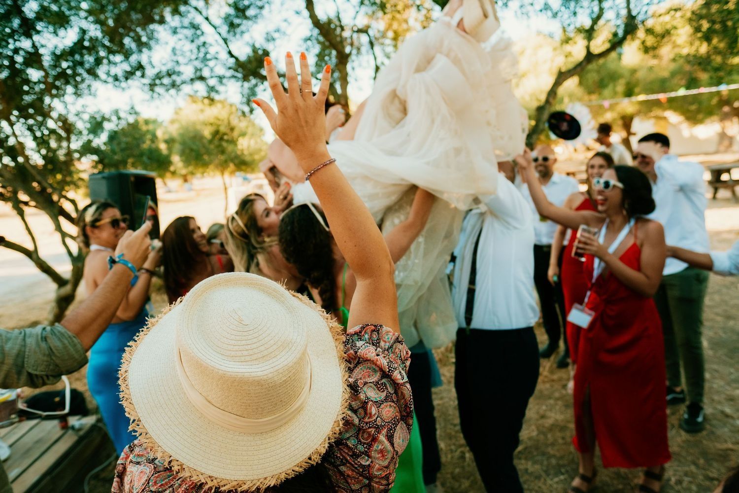 invitados y familiares disfrutando de la musica en directo en boda festival wakana fotografia invisible de momentos compartidos