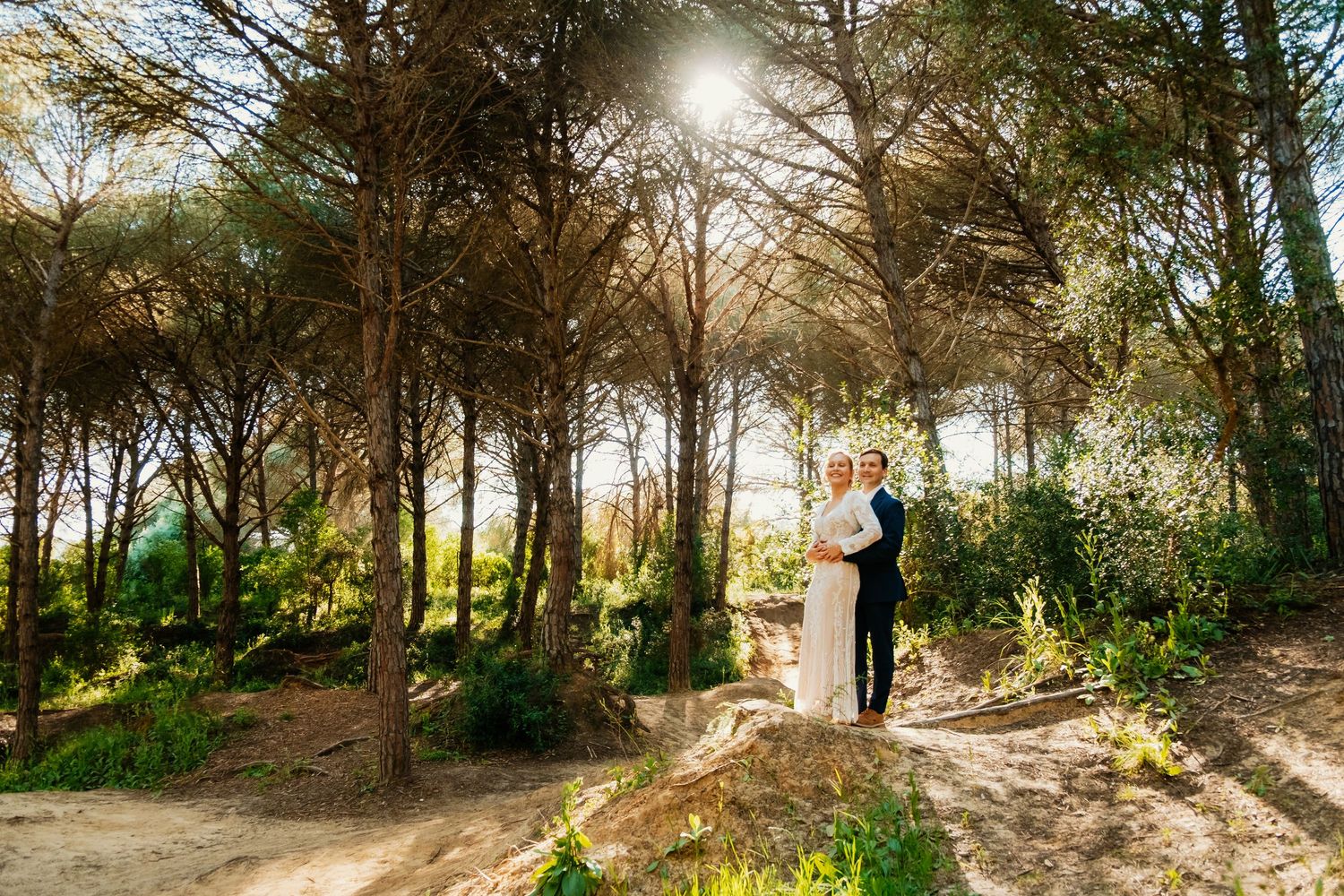 Panorámica de la luz dorada en el Pinar del Rey con Alejandra y Jose abrazados, postboda en San Roque