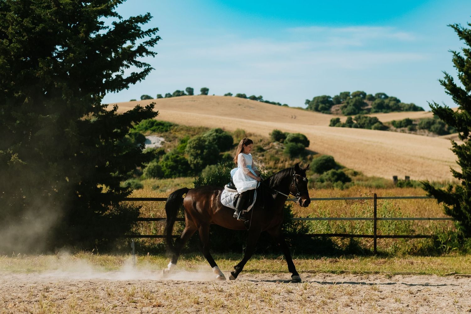 Fotografía de comunión en Algeciras, Paola montando a caballo en Jerez