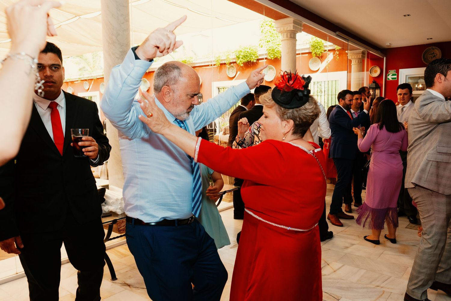 Invitados bailando en el patio del Carmen de Los Mártires en Granada