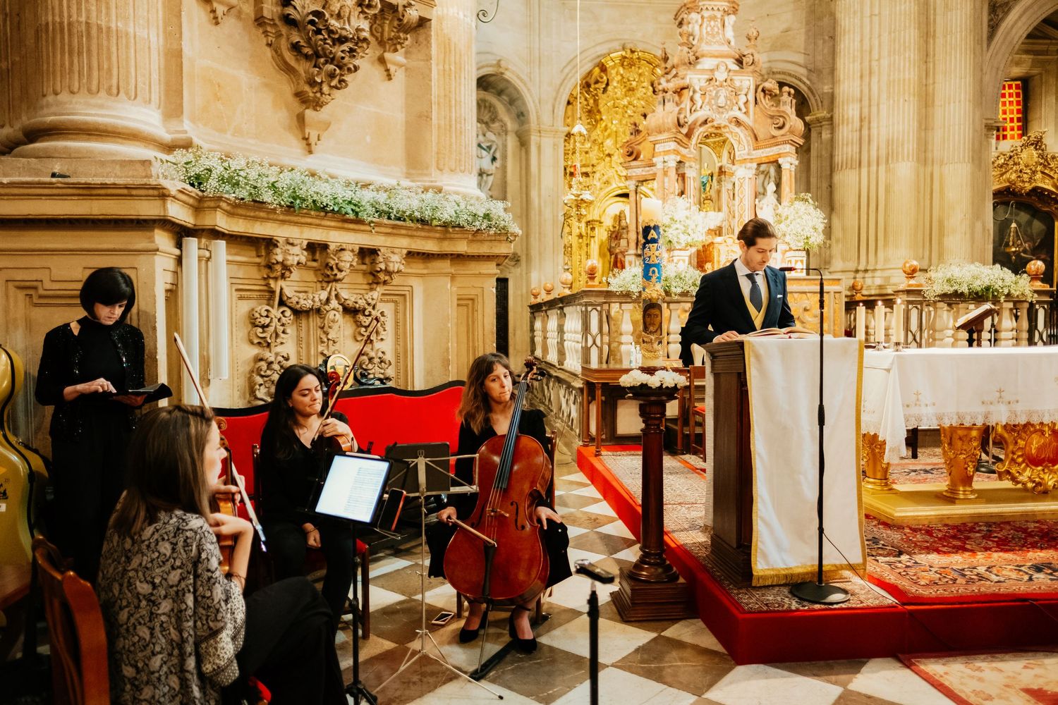Lectura y música en vivo durante la misa