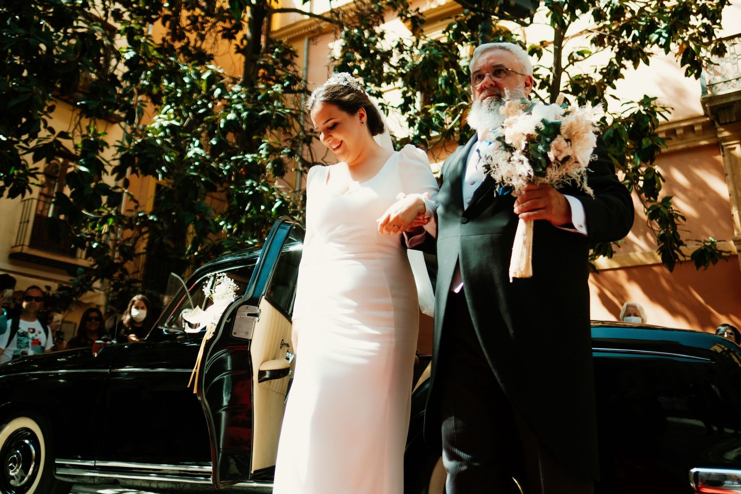 Eli llegando a la Catedral del brazo de su padrino