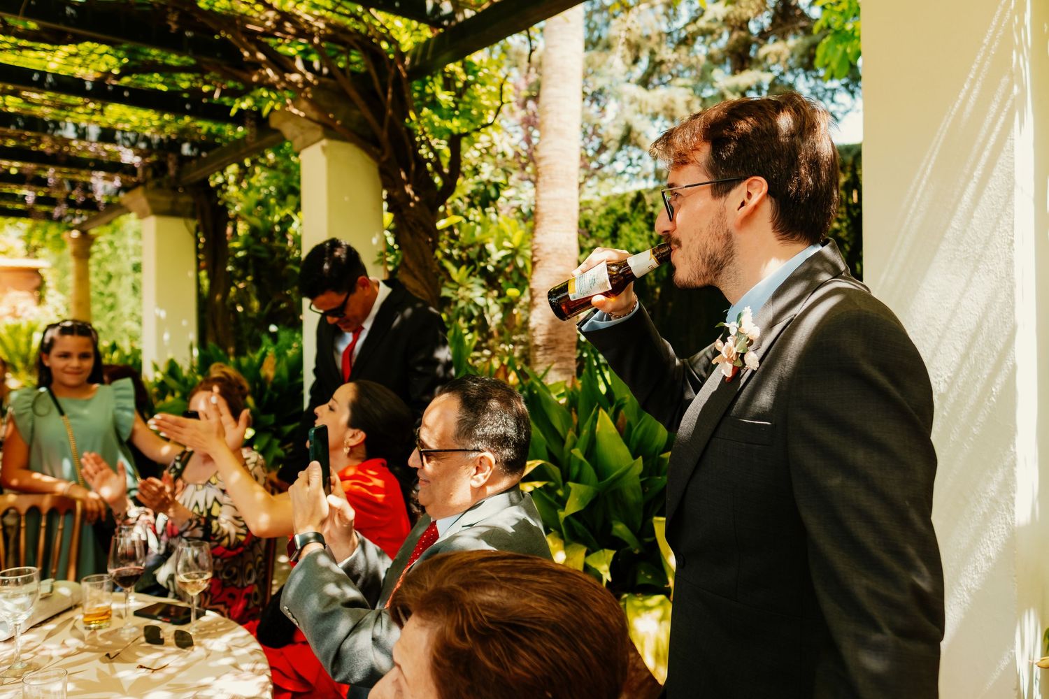 el novio Quin disfrutando del Cocketail al aire libre