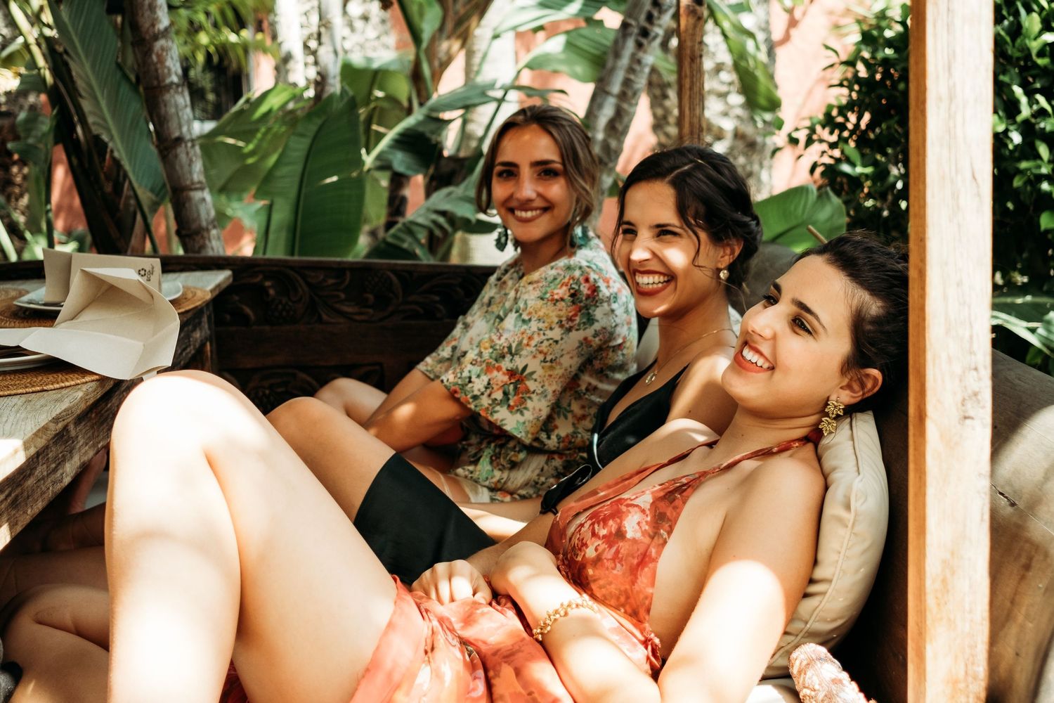 Invitados en cama balinesa en Tarifa