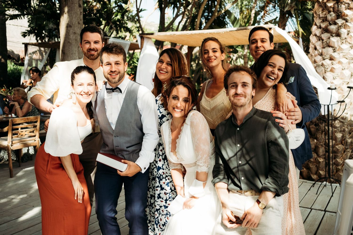 Posado de los novios con invitados a su boda