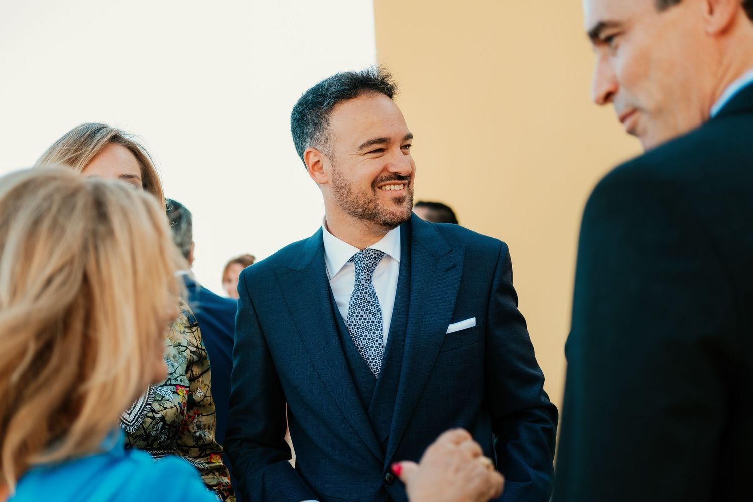 Javier viendo llegar a María Isabel al altar emoción real