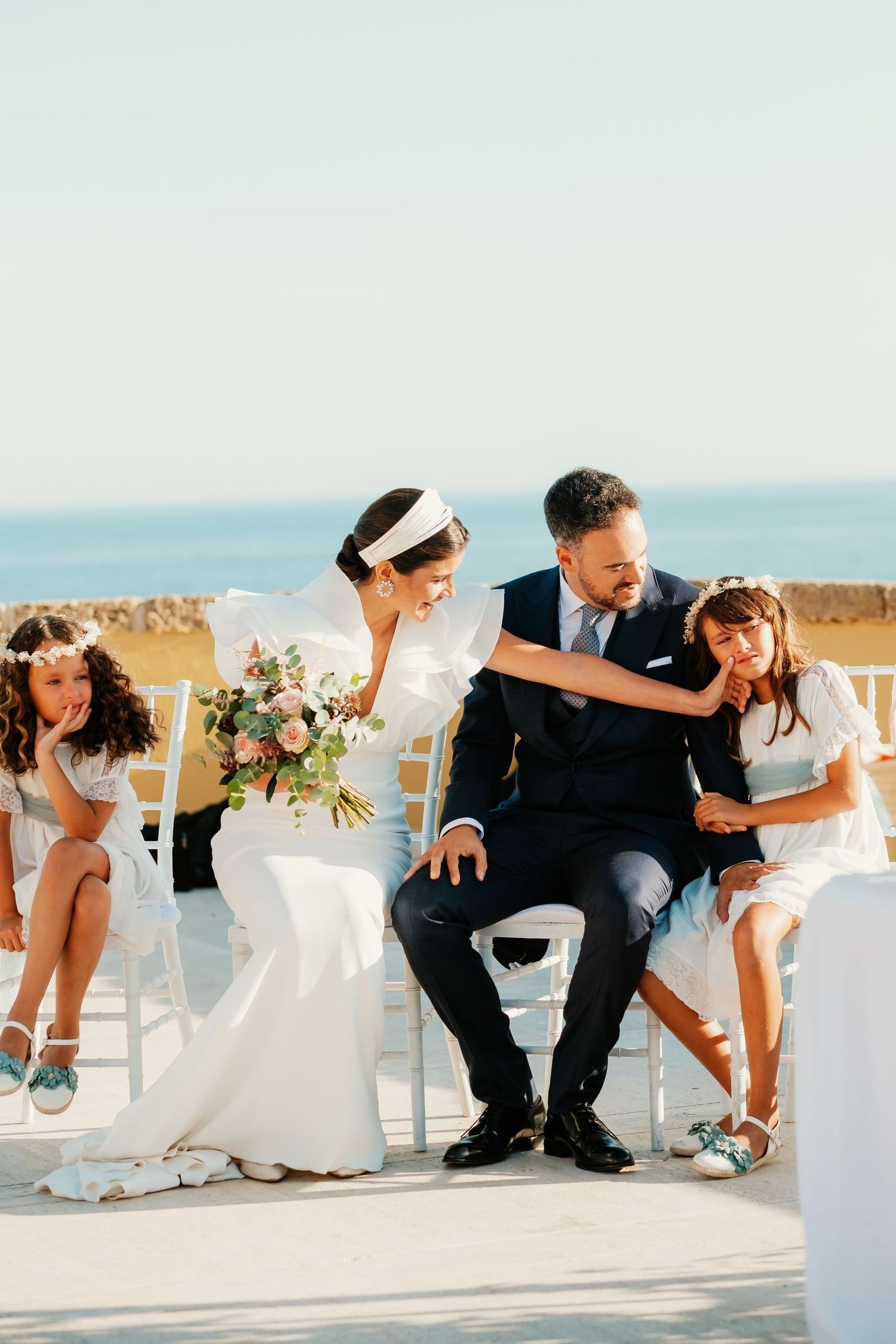 Emoción de los novios durante el discurso del oficiante