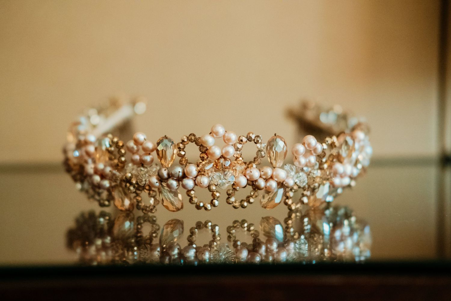 Primer plano de la tiara exclusiva de Algarabía Tocados, artesanía y joyería para novias en boda andaluza