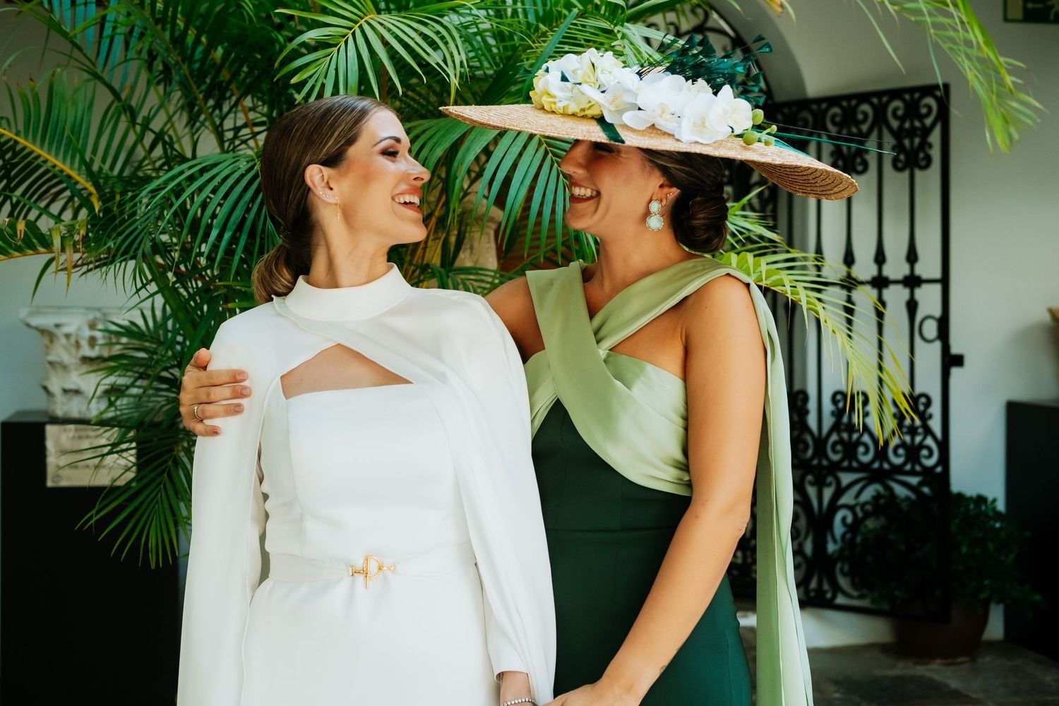 posado de la novia con invitada en Almoraima
