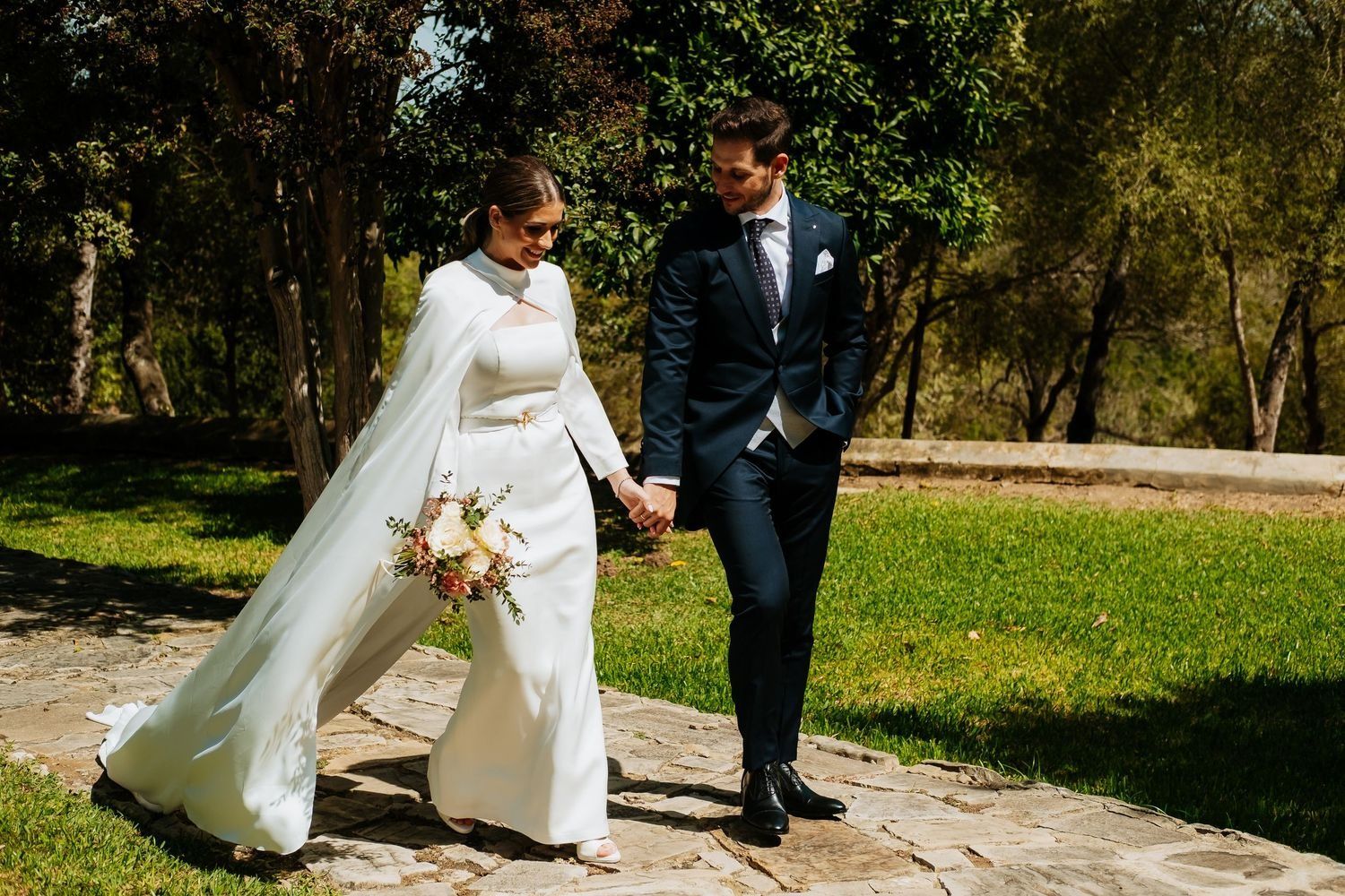 Novia luciendo diseño de Juan Saavedra en los jardines del convento